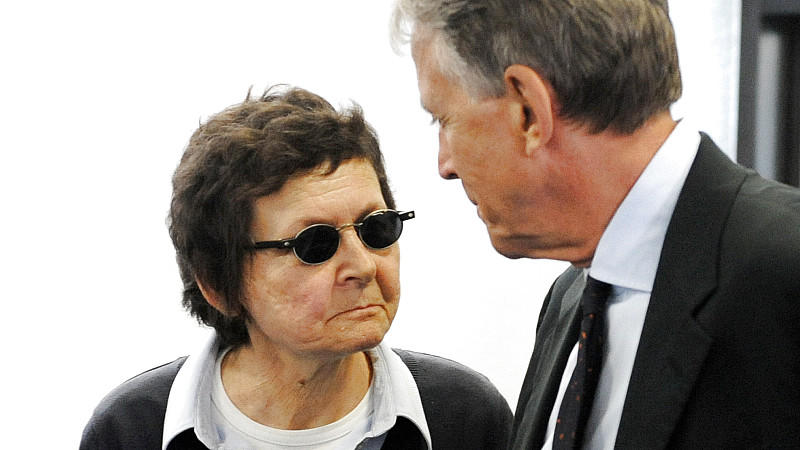 Die ehemalige RAF-Terroristin Verena Becker (hier im Gespräch mit ihrem Anwalt Walter Venedey) wurde zu vier Jahren Haft verurteilt. - urteil-im-buback-prozess-verena-becker-der-beihilfe-zum-mord-schuldig