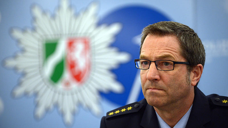 Der leitende Polizeidirektor Rainer Pannenbäcker gibt in Essen Auskunft zu ...