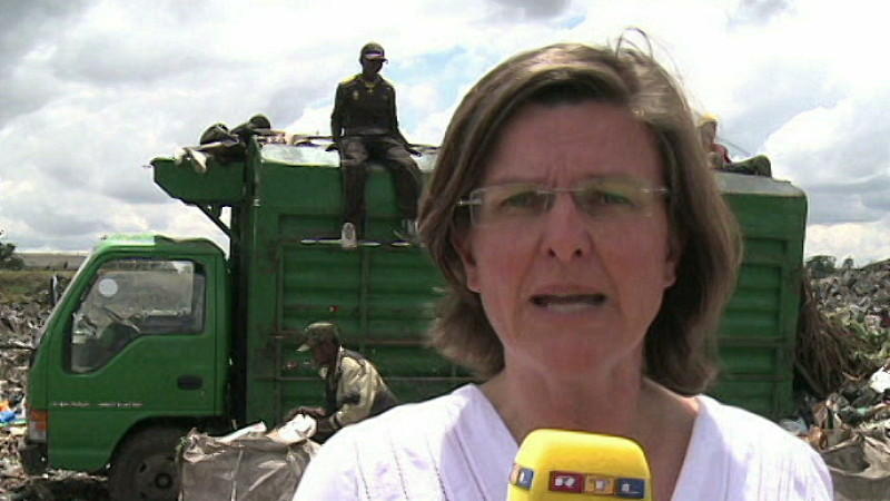 RTL-Reporterin <b>Nicole Macheroux</b>-Denault hat sich den Bandenkrieg um die <b>...</b> - krieg-in-vorort-von-nairobi-banden-kaempfen-um-den-schatz-aus-muell