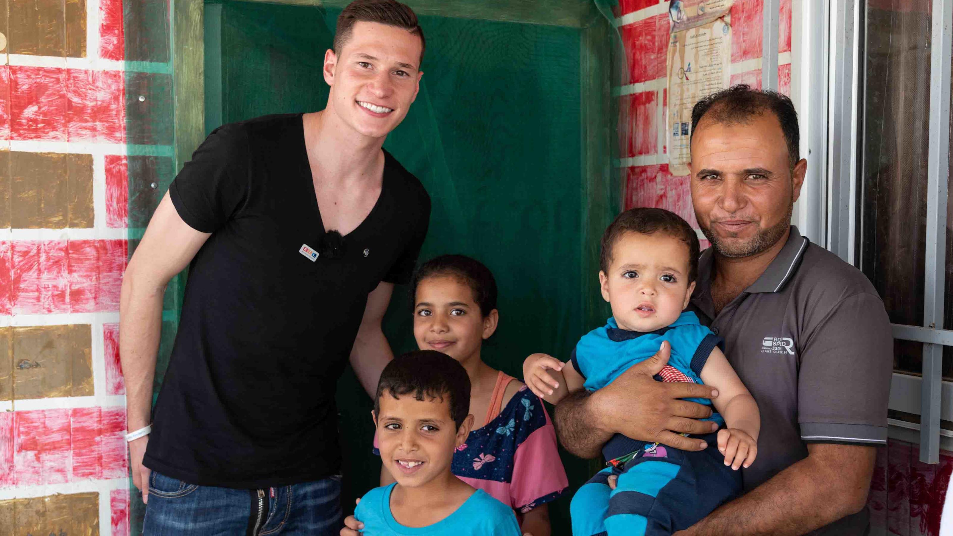 „RTL – Wir helfen Kindern“-Pate Julian Draxler besucht Flüchtlingslager in Jordanien _RTL _ Wir helfen Kindern_-Pate Julian Draxler besucht Flüchtlingslager in Jordanien: _Ich möchte jetzt alle Hebel in Bewegung setzen die Kids hier für den Wiederaufbau ihrer Heimat Syrien fit zu machen!_