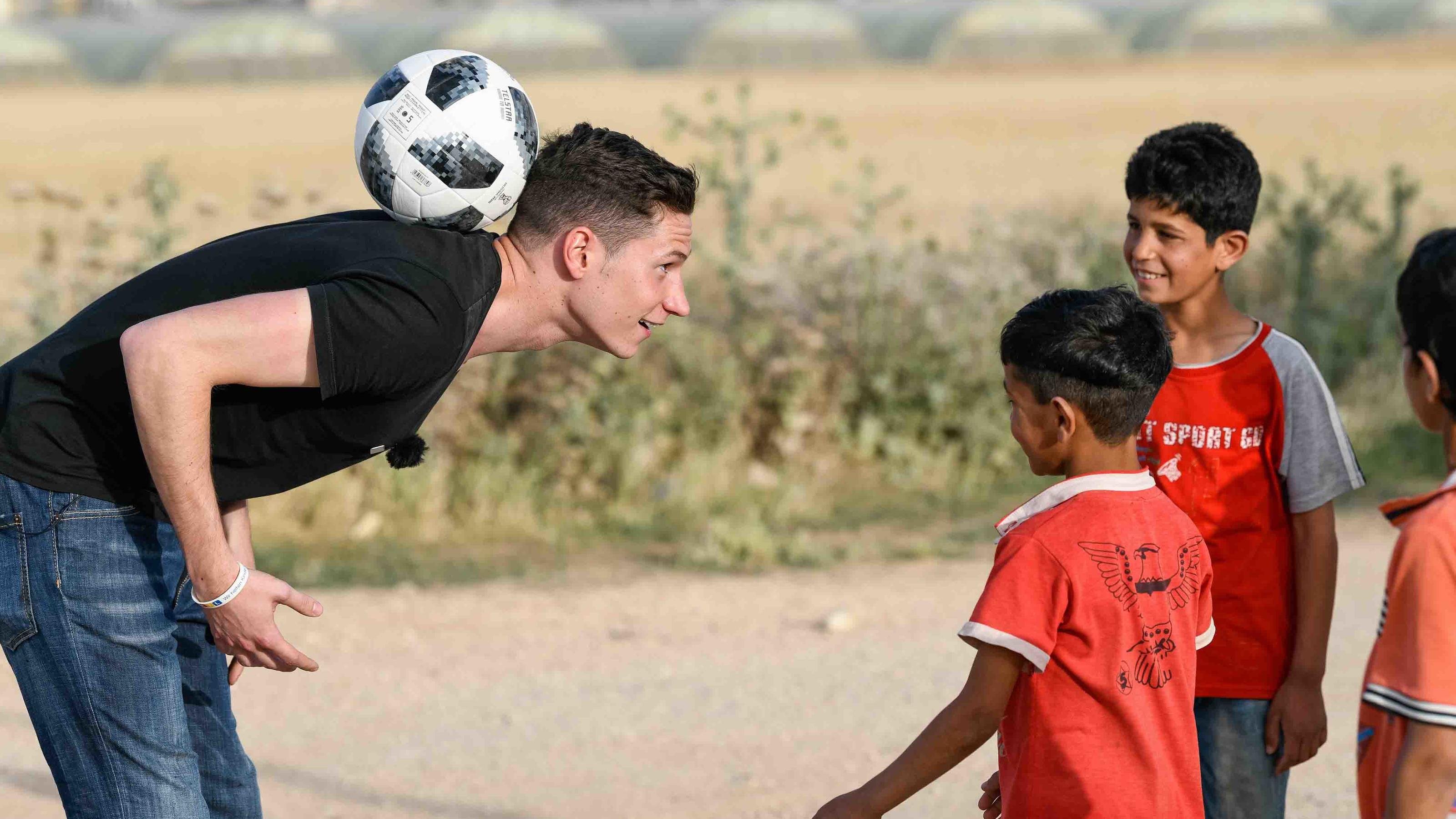 "RTL – Wir helfen Kindern"-Pate Julian Draxler besucht Flüchtlingslager in Jordanien _RTL _ Wir helfen Kindern_-Pate Julian Draxler besucht Flüchtlingslager in Jordanien: _Ich möchte jetzt alle Hebel in Bewegung setzen die Kids hier für den Wiederaufbau ihrer Heimat Syrien fit zu machen!_