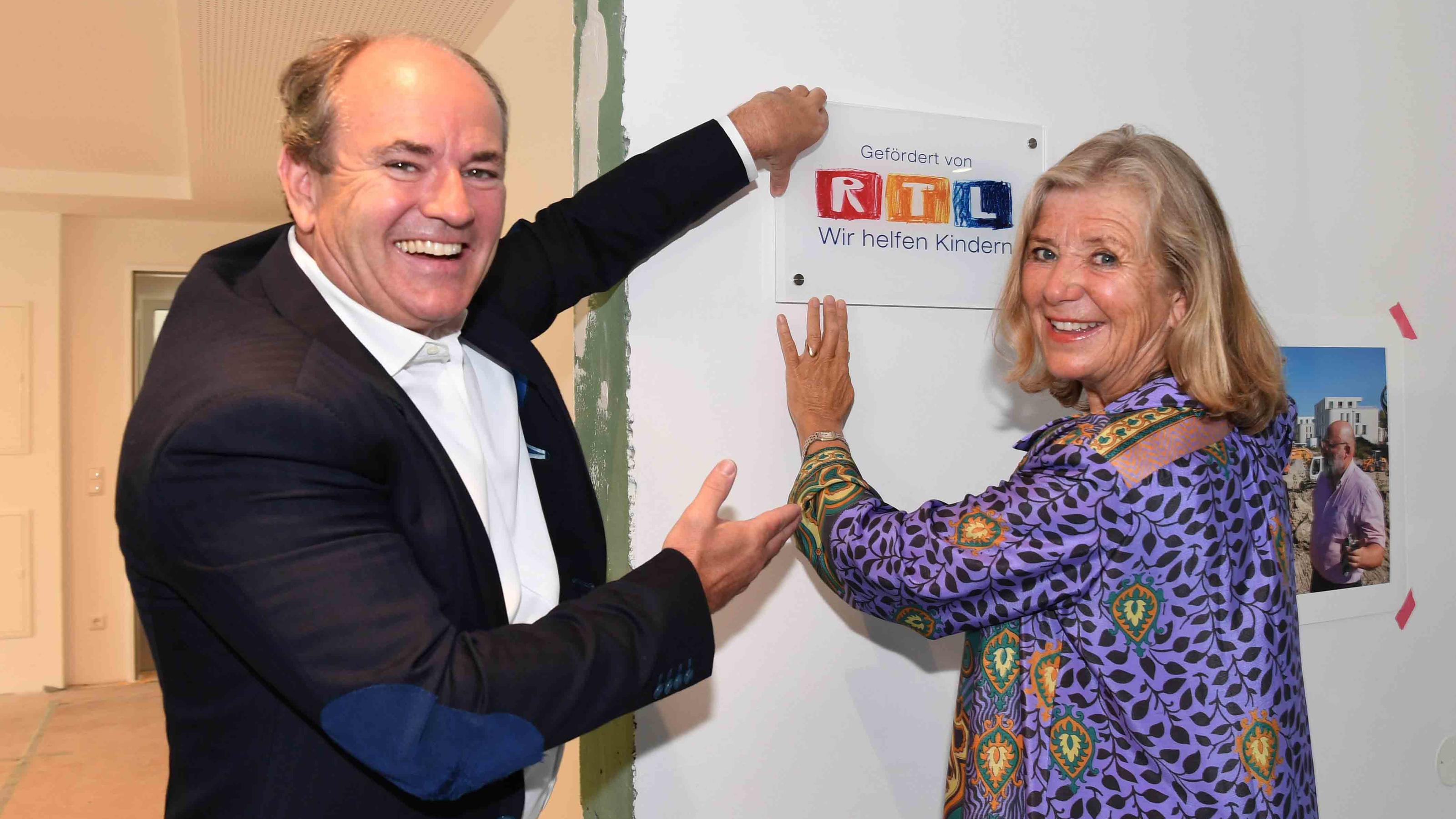 500.000 Euro Spende: Jutta Speidel weiht ihr HORIZONT-Haus Domagkpark in München ein! Schauspielerin Jutta Speidel und "RTL – Wir helfen Kindern"-Vorstand Wolfram Kons eröffneten gemeinsam das HORIZONT-Haus Domagkpark in München.
