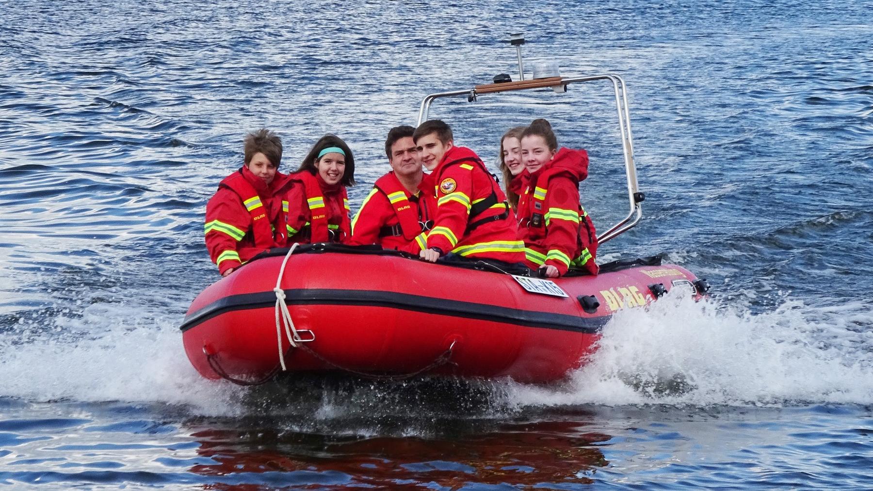 DLRG Bayern ehrt „RTL – Wir helfen Kindern“ mit der goldenen Ehrennadel DLRG-Nachwuchsretter müssen lernen, bei Hochwasser Hilfe zu leisten.