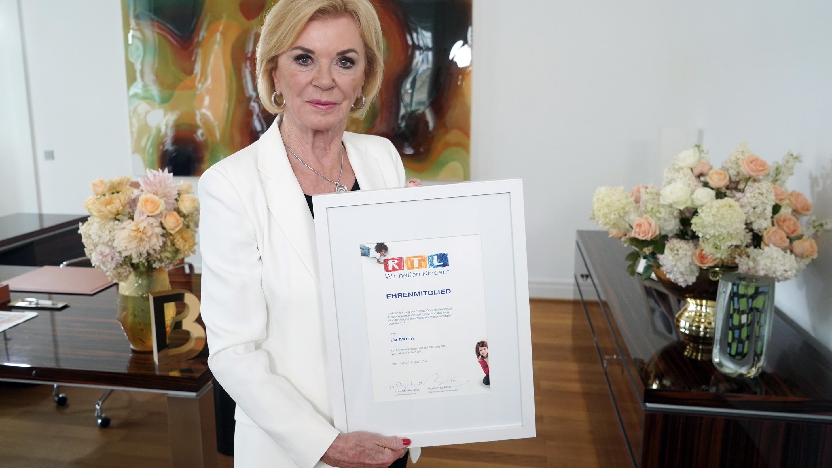 Liz Mohn wird Ehrenmitglied der „Stiftung RTL – Wir helfen Kindern e.V.“ Liz Mohn erhält die Ehrenurkunde zur Ehrenmitgliedschaft in der Stiftung RTL - Wir helfen Kindern e.V.