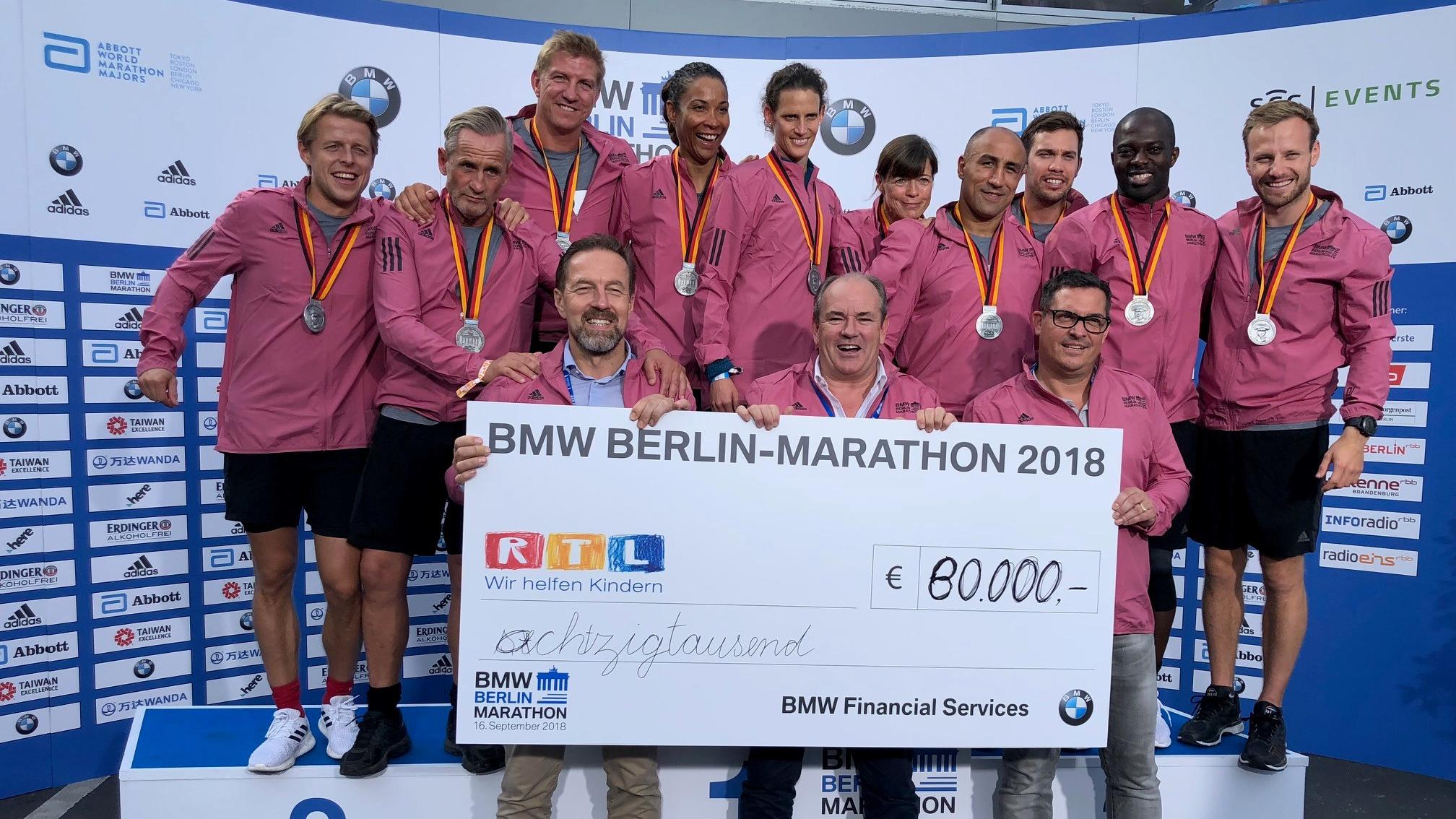 Jubiläum beim 45. BMW BERLIN-MARATHON: Danke für 10 Jahre sportliche Unterstützung! Scheckübergabe: RTL-Promi-Staffel erläuft 80.000 Euro beim 45. Berlin-Marathon