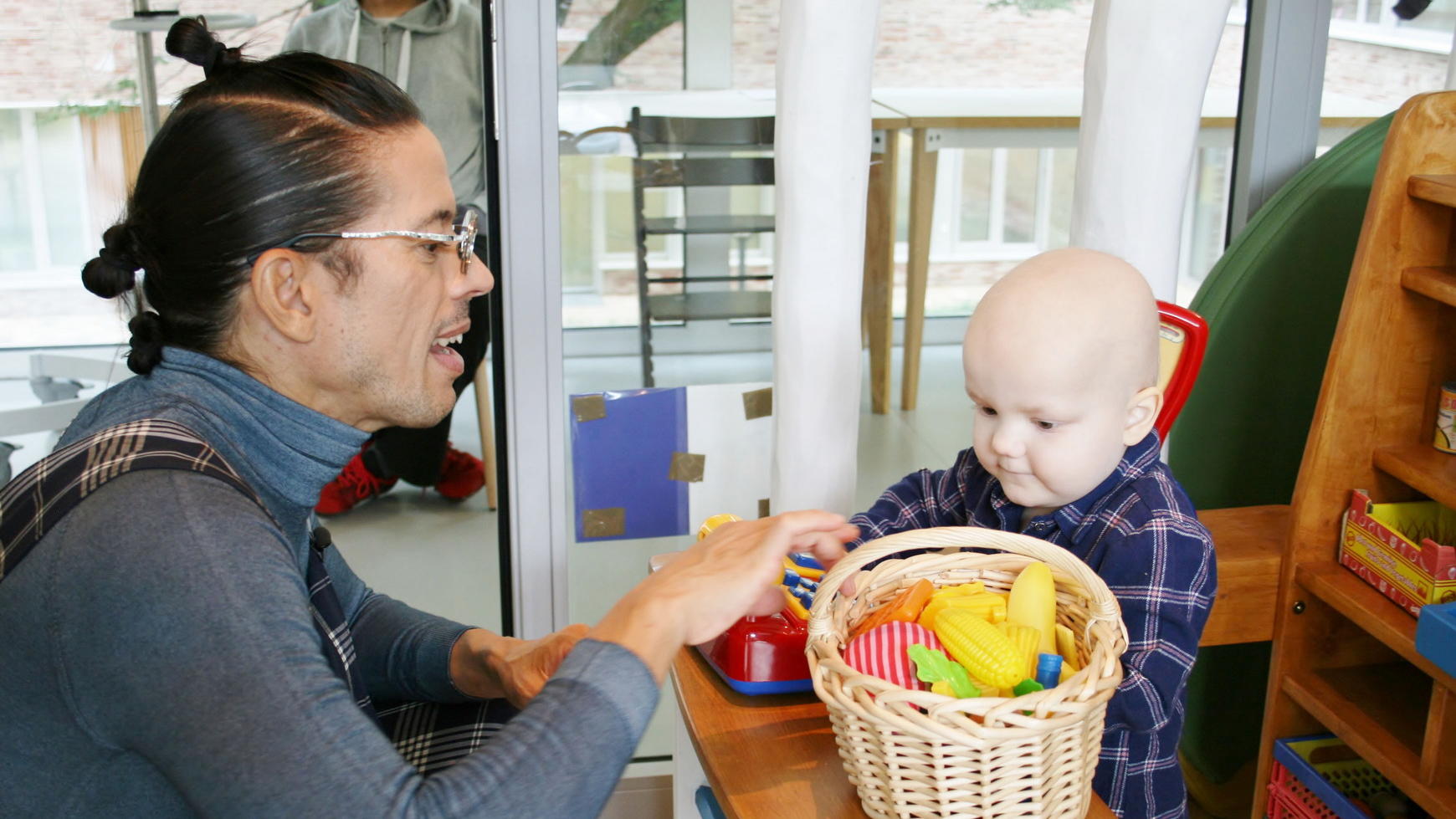 „RTL – Wir helfen Kindern“-Pate Jorge González freut sich über 660.000 Euro Spende für krebskranke Kinder Jorge González besucht erneut als Pate von RTL – Wir helfen Kindern das Kinderkrebs-Zentrum Hamburg der Universitätsklinik Eppendorf (UKE).