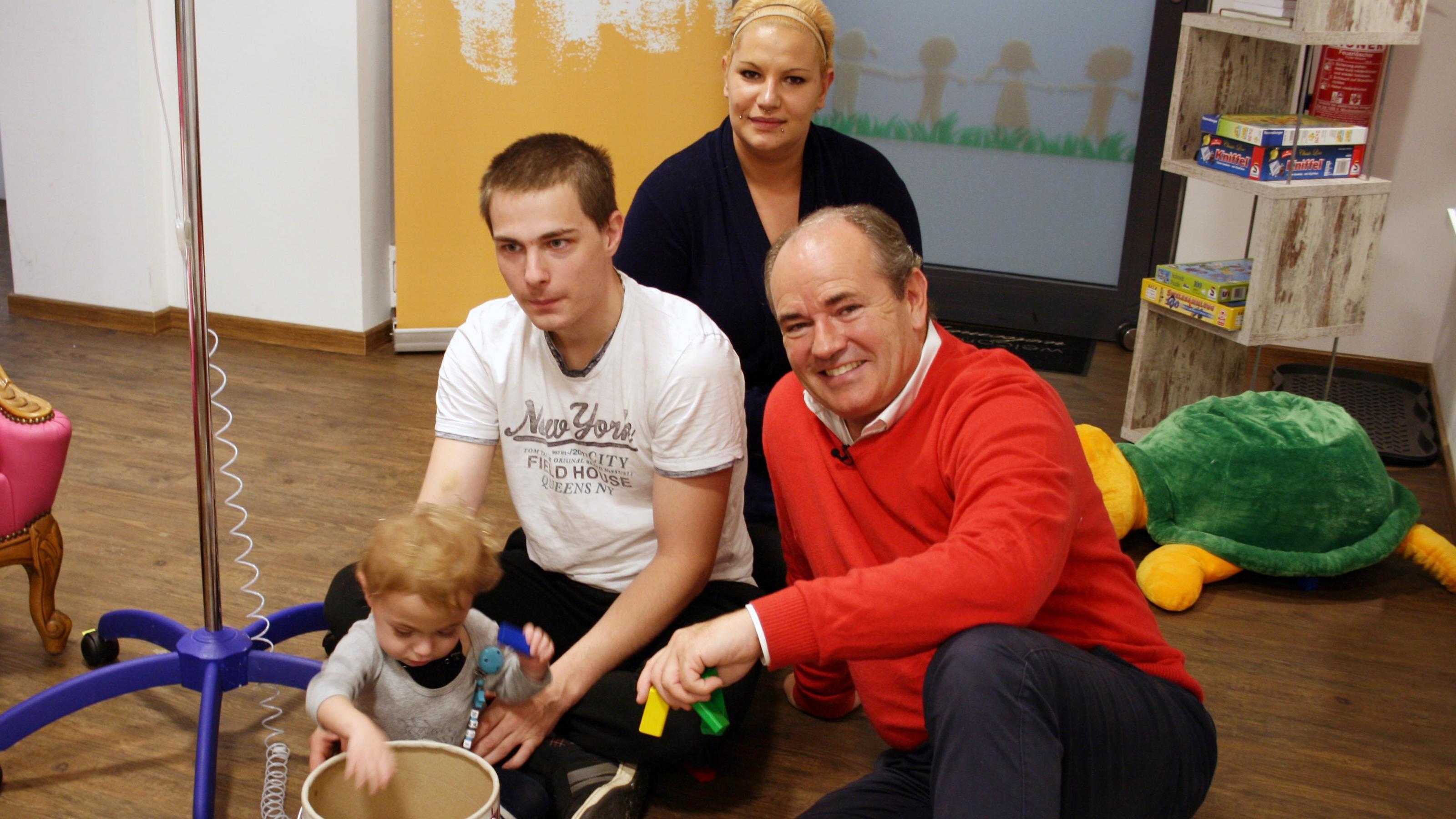 851.000 Euro für Projekt von Mario Götze: Die ambulante nestwärme-Notstation ist eingerichtet Wolfram Kons besucht die Notstation des Vereins nestwärme e.V. in Trier.