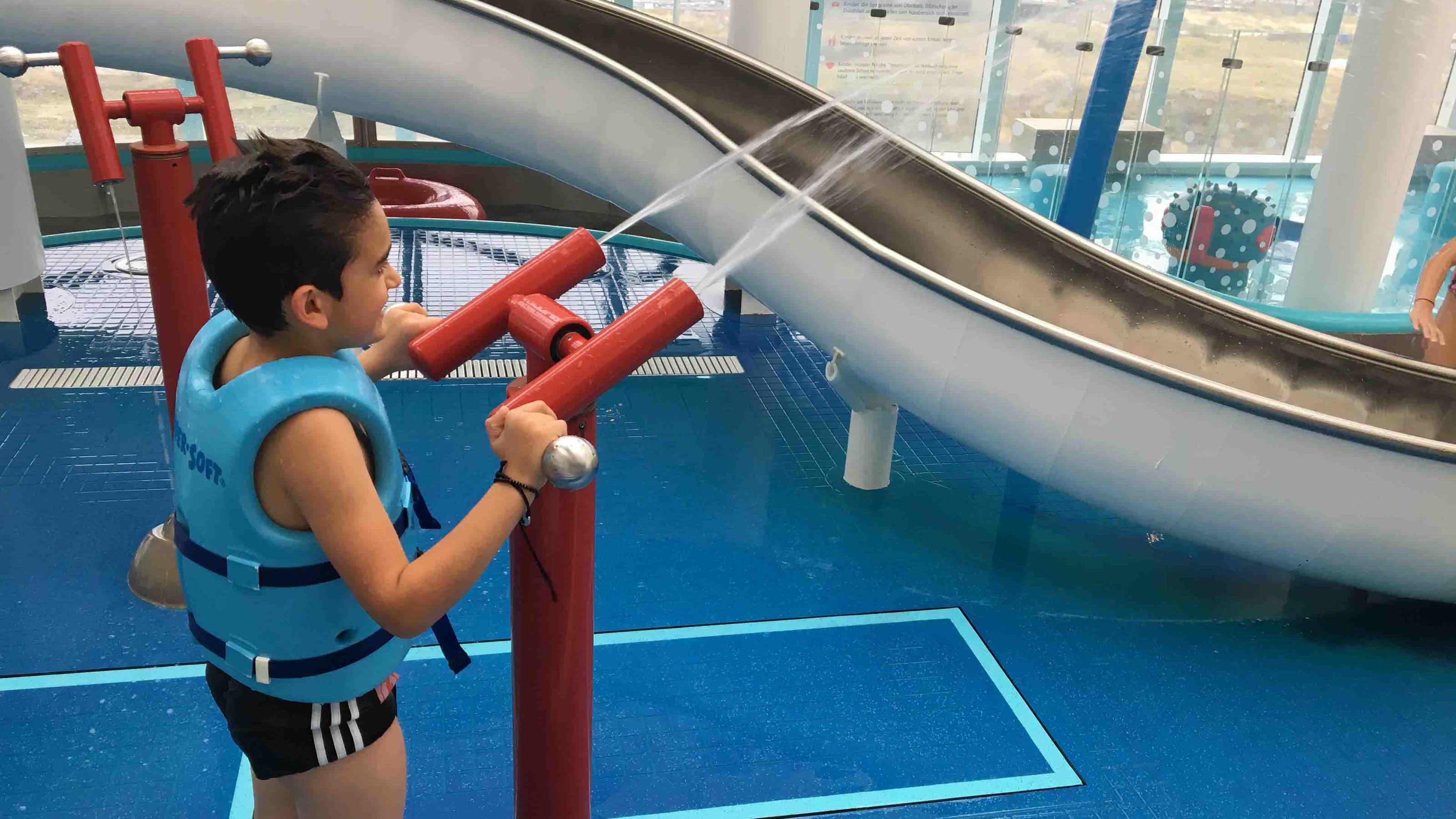 100.000 Euro Spende: Ganz viel Spaß und Hilfe für notleidende Kinder auf der AIDAperla! Wasserspaß auf der AIDAperla für die Kinder des RTL-Kinderhauses Bremen.