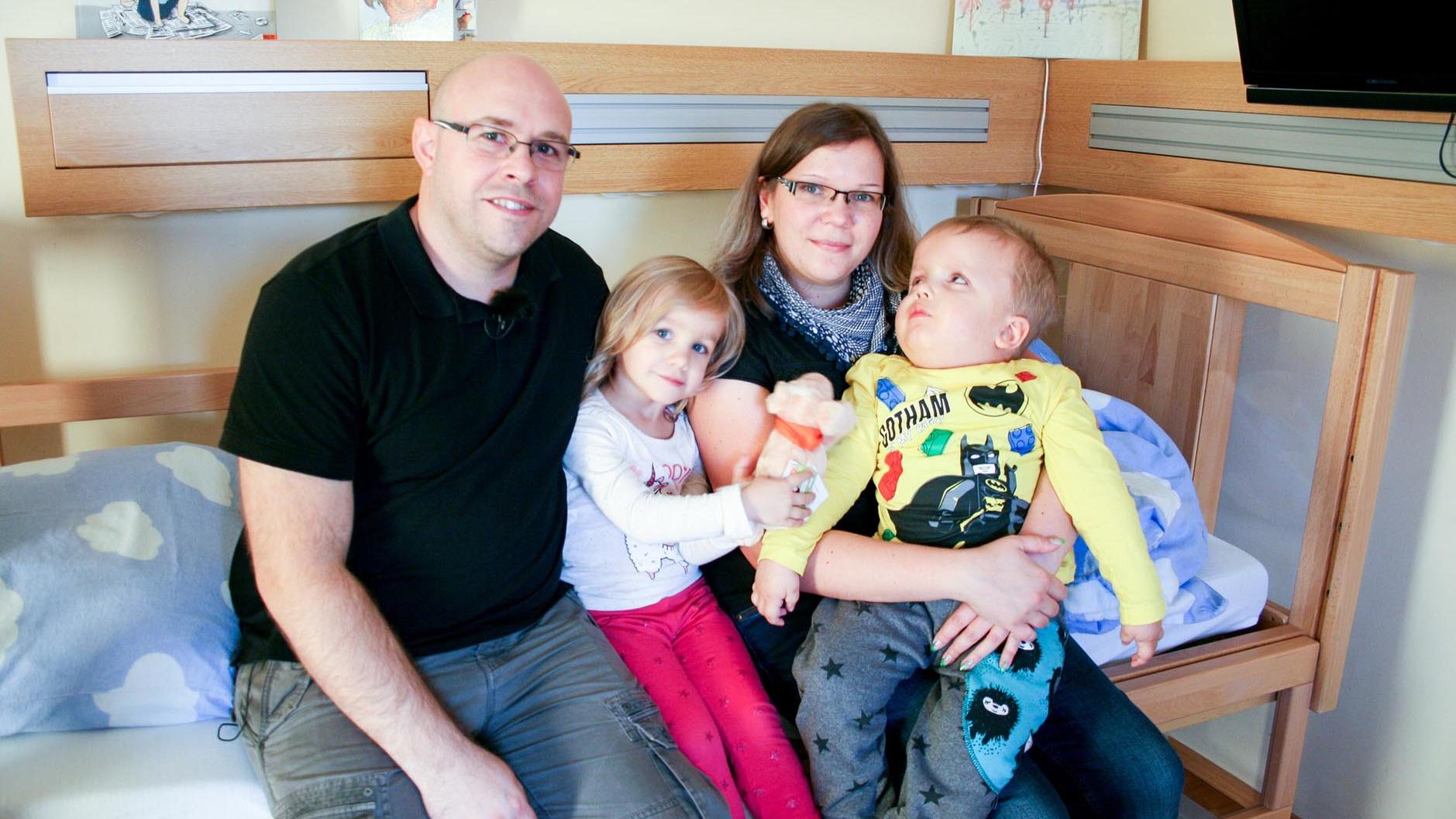 Unterstützung und Begleitung für Familien mit Kindern mit einer lebensverkürzenden Erkrankung Familie Schulz mit ihrem Sohn Mark und Zwillingsschwester Emilia bekommen im Kinder- und Jugendhospiz Mitteldeutschland wichtige Unterstützung.