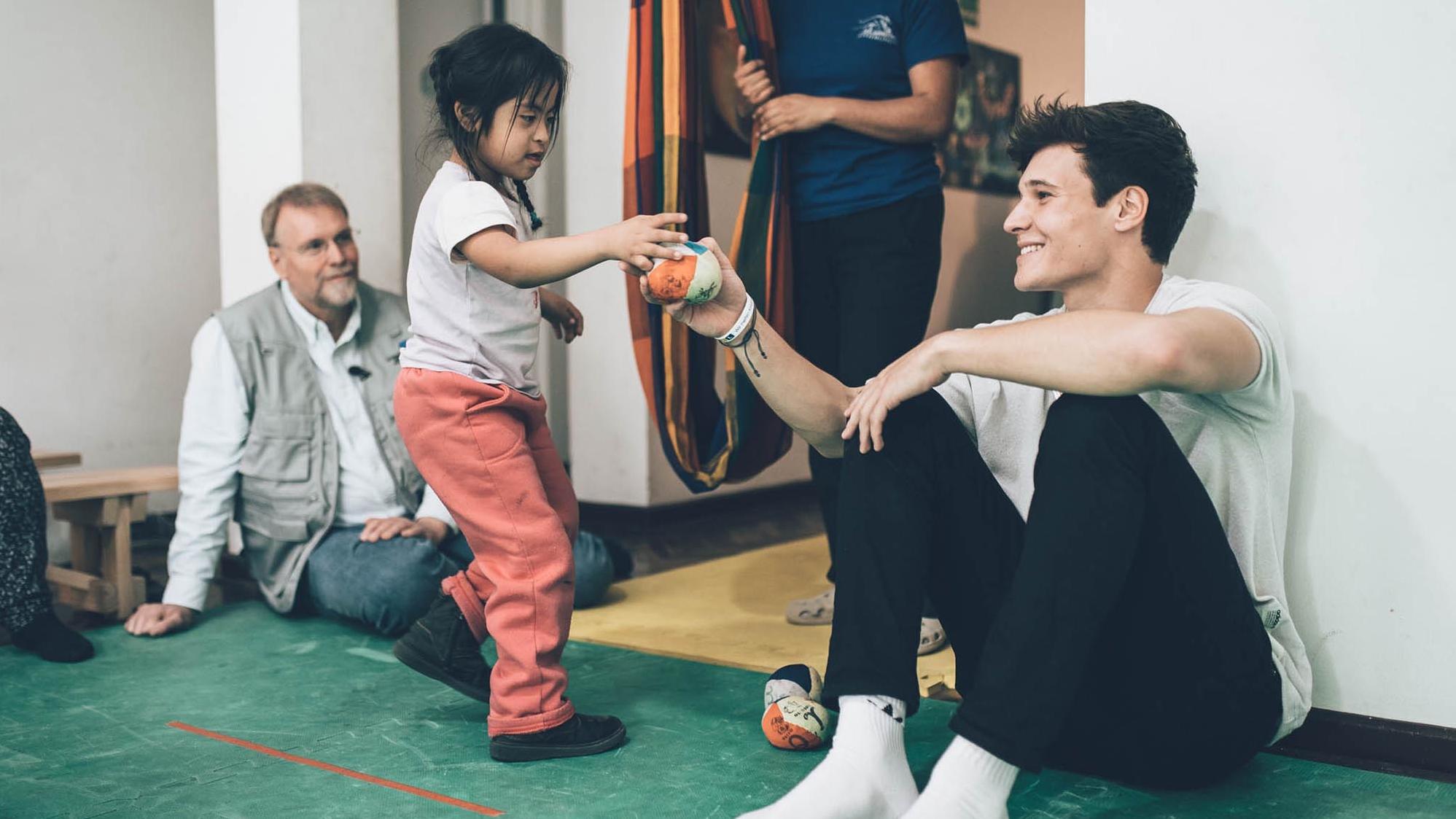 "RTL-Spendenmarathon"-Pate Wincent Weiss in Peru Die sechsjährige Luna hat das Herz von Wincent Weiss (r.) im Sturm erobert. Das kleine peruanische Mädchen will gar nicht mehr von der Seite des Sängers weichen - und auch der 25-Jährige hat das fröhliche Kind sofort in sein Herz geschlossen.