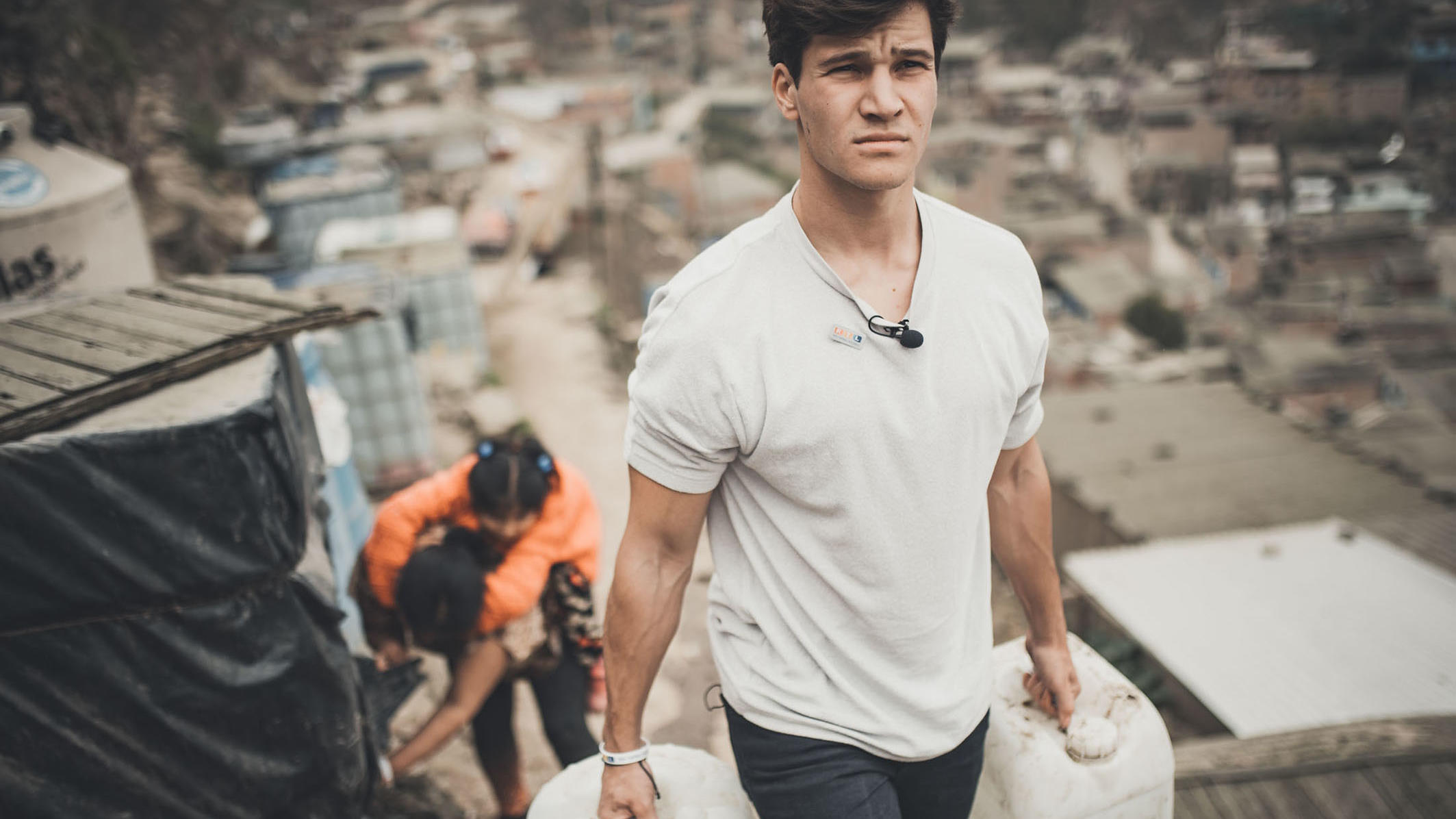 "RTL-Spendenmarathon"-Pate Wincent Weiss in Peru Wincent Weiss hilft dabei, das Wasser zum Kochen der nächsten Mahlzeit von einer Wasserstelle am Hang in Kanistern in die Hütte zu tragen.