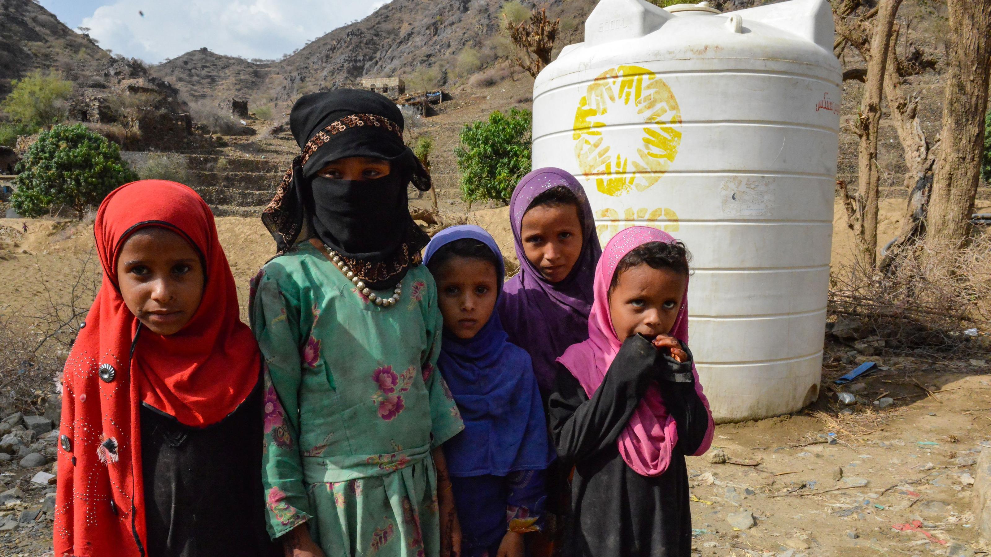 Hungersnot in Jemen: Elf Millionen Kinder betroffen Water is a scarce resource: Millions of people in Yemen donâ€Öt have access to clean water. Most water sources have been destroyed and people have less than a glass of water a day to drink. CARE helps by repairing old water sources and building new.