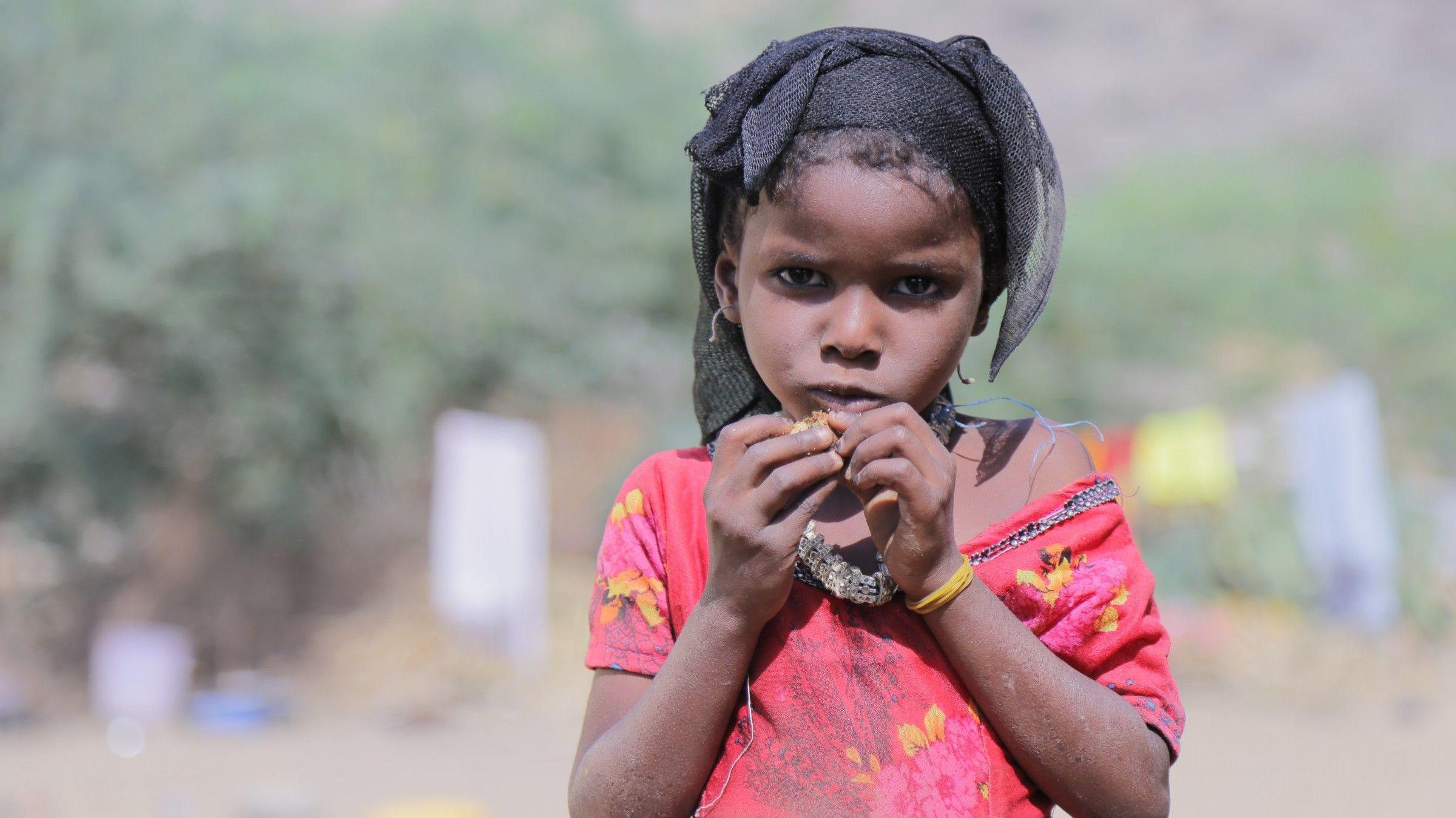 Hungersnot in Jemen: Elf Millionen Kinder betroffen Child of IDP living in extreme poverty without food and water