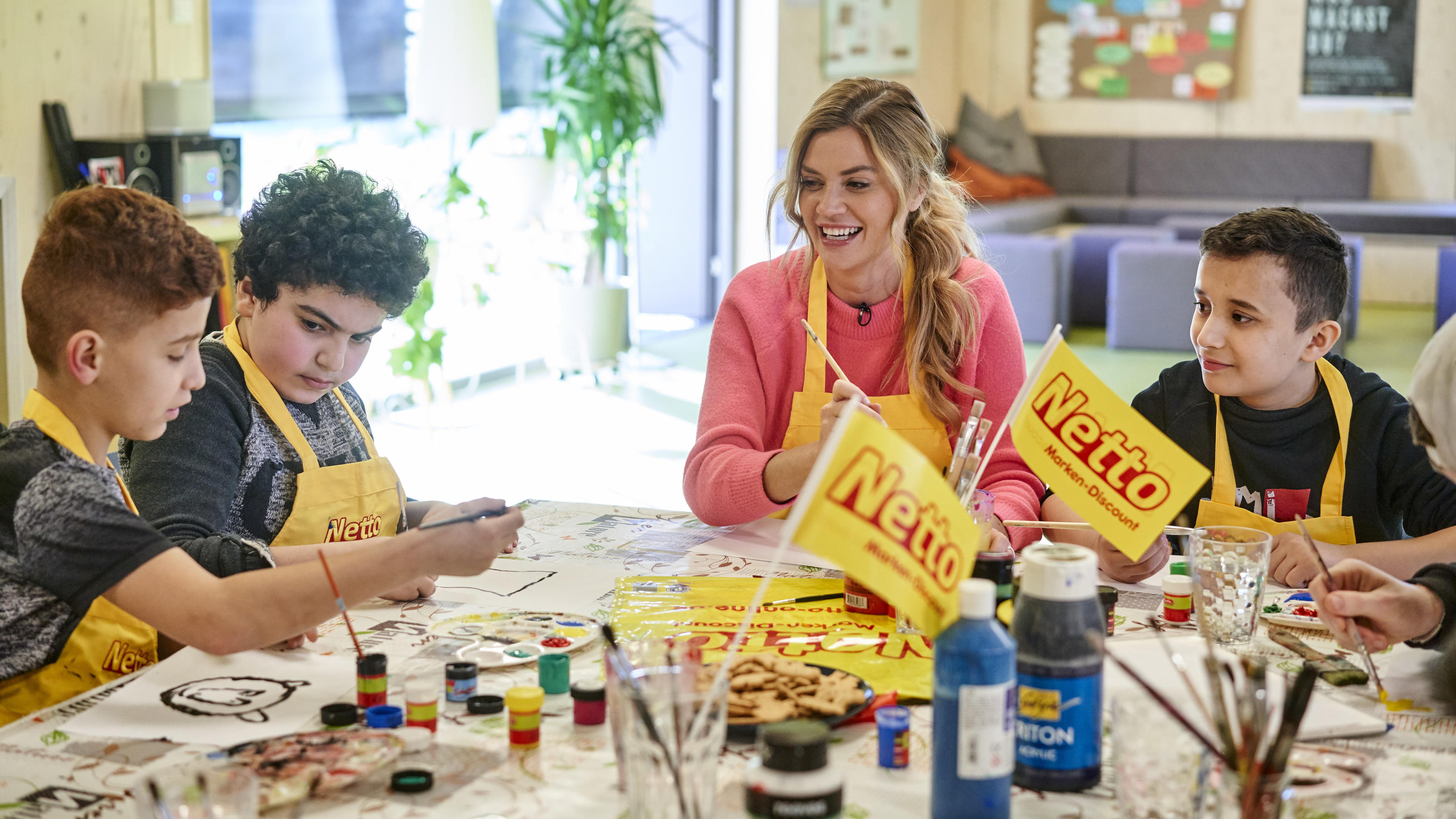 Netto-Charity-Tasche 2019: Malaktion mit „Bachelorette“ Nadine Klein im RTL-Kinderhaus Berlin Die Charity-Tasche von Netto Marken-Discount wird von Nadine Klein und den Kindern des RTL-Kinderhauses Berlin gestaltet.