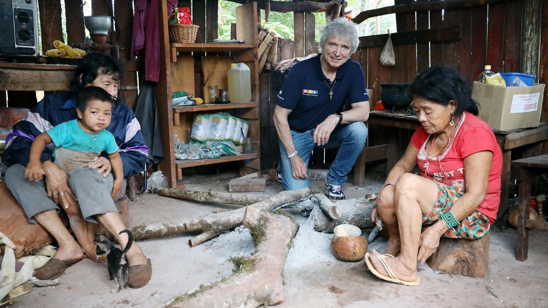 Peter Orloff kämpft als Projektpate von „RTL – Wir helfen Kindern“ für ein besseres Leben für Guarani-Kinder! Peter Orloff besucht Guarani in ihren ärmlichen und einfachen Wohnungen