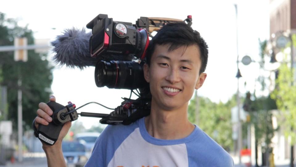 Minding the Gap Regisseur Bing Liu mit Kamera
