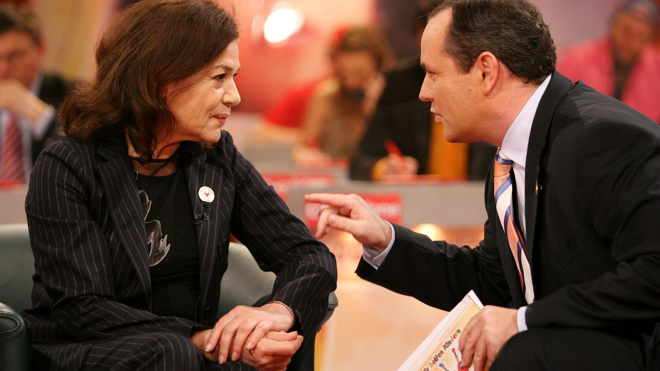 „RTL – Wir helfen Kindern“: Trauer um Projektpatin Hannelore Elsner Hannelore Elsner im Gespräch mit Moderator Wolfram Kons