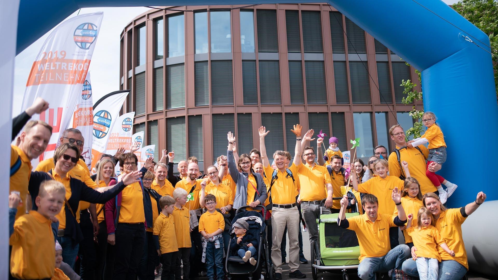 Weltrekord geschafft! Über 10.000 Menschen gemeinsam gegen Kinderarmut Über 10.000 Menschen haben am walk4help in Braunschweig teilgenommen.