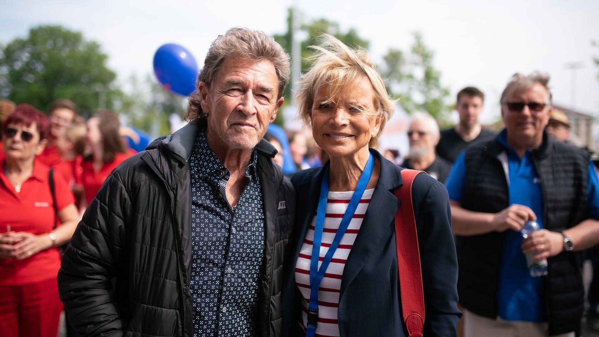 Weltrekord geschafft! Über 10.000 Menschen gemeinsam gegen Kinderarmut Peter Maffay und Uschi Glas unterstützen den walk4help der United Kids Foundation und „RTL - Wir helfen Kindern“