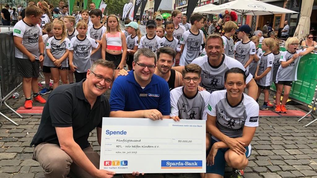 „Laufe op kölsche Art“ für den guten Zweck: 50.000 Euro beim 10. Kölner Altstadtlauf der Sparda-Bank! 50.000 Euro beim 10. Kölner Altstadt-Lauf der Sparda-Bank