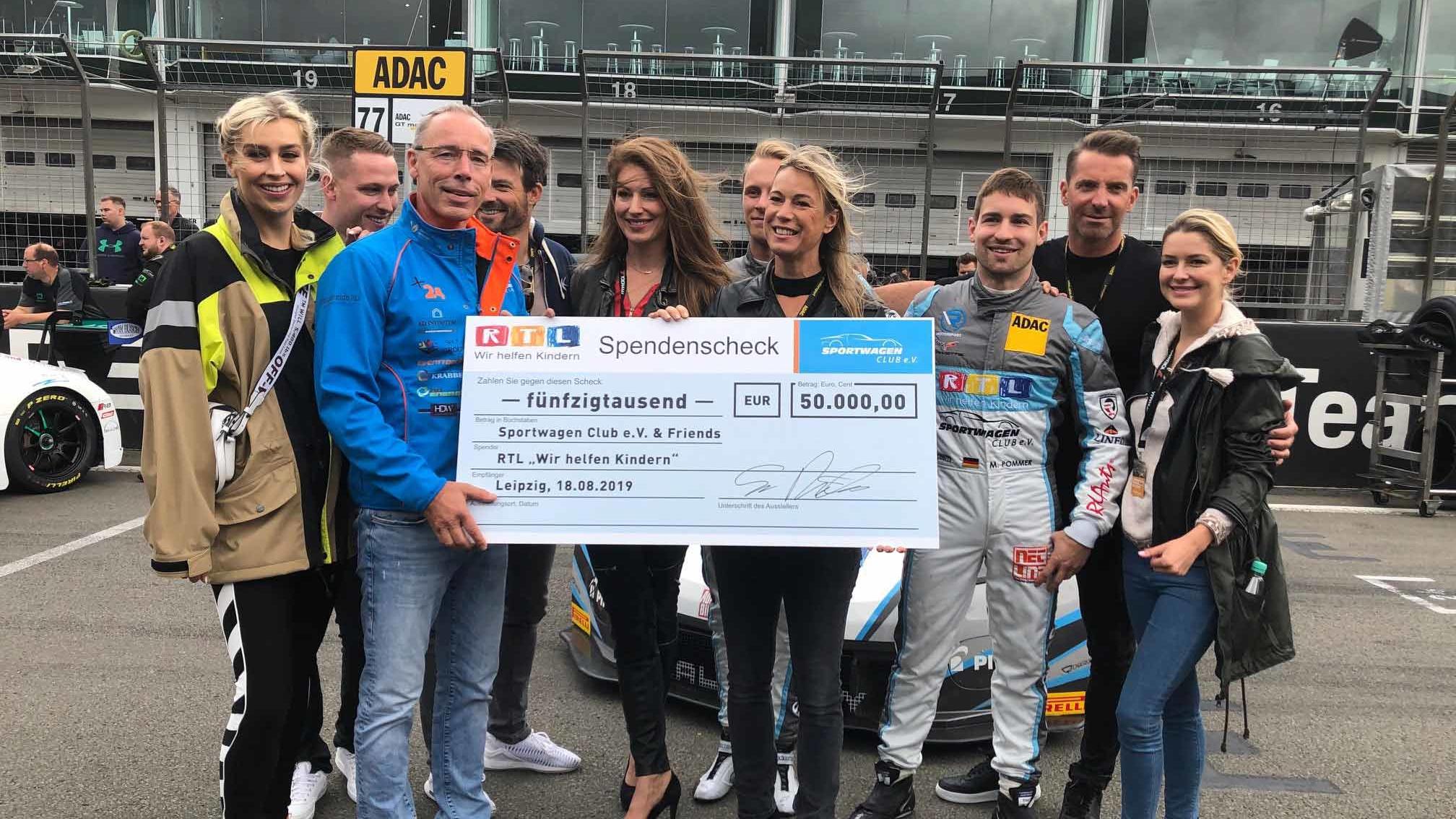 „RTL - Wir helfen Kindern": 50.000 Euro vom Sportwagen Club Leipzig am Nürburgring 50.000 Euro spendete der Sportwagen Club Leipzig am Nürburgring für "Stiftung RTL - Wir helfen Kindern"