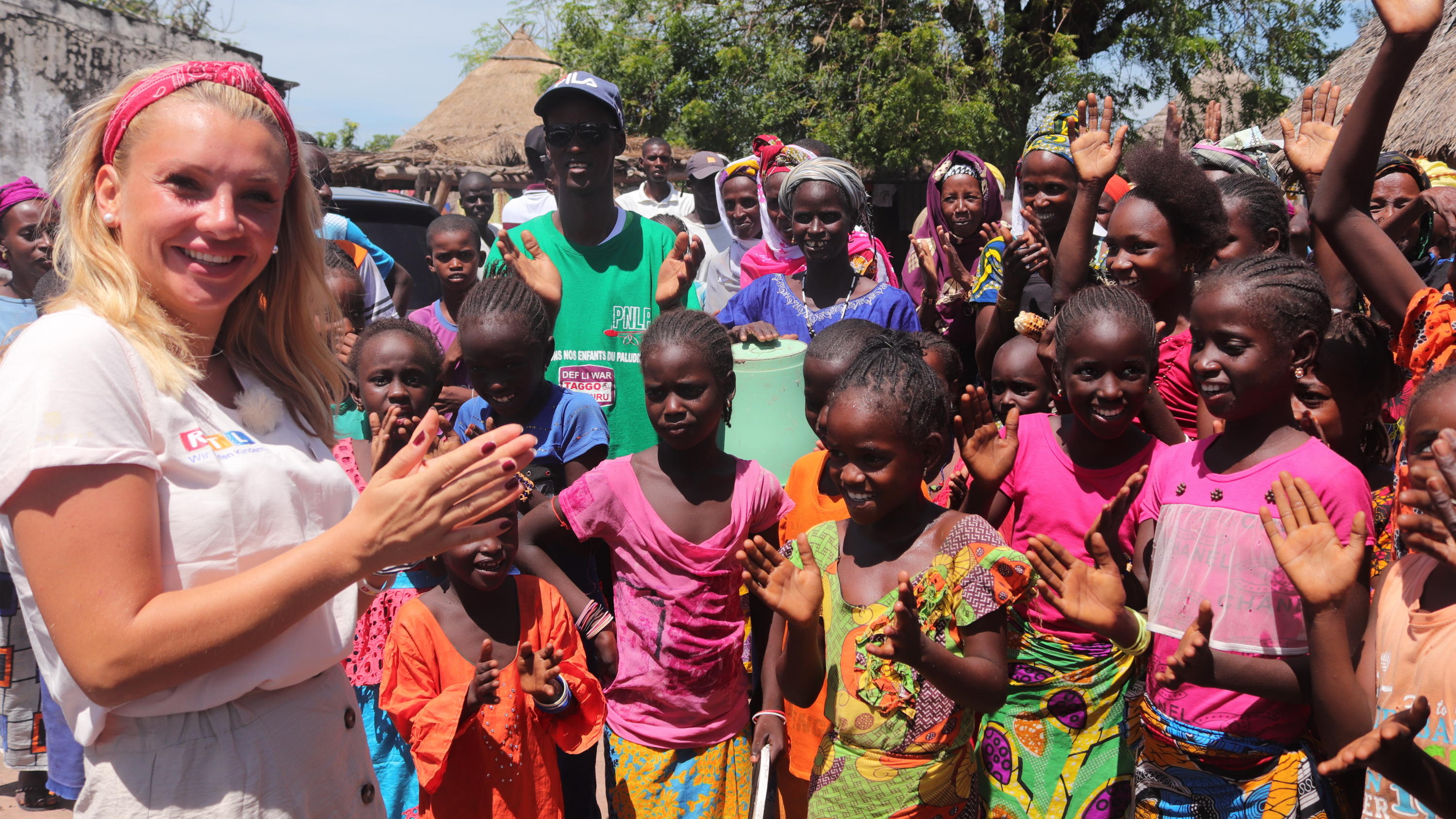 Evelyn Burdecki: Die Dschungelkönigin baut Brunnen für bedürftige Kinder im Senegal Dschungelkönigin Evelyn Burdecki reist mit RTL EXPLOSIV in den Senegal, um ein Charity-Projekt zu fördern.