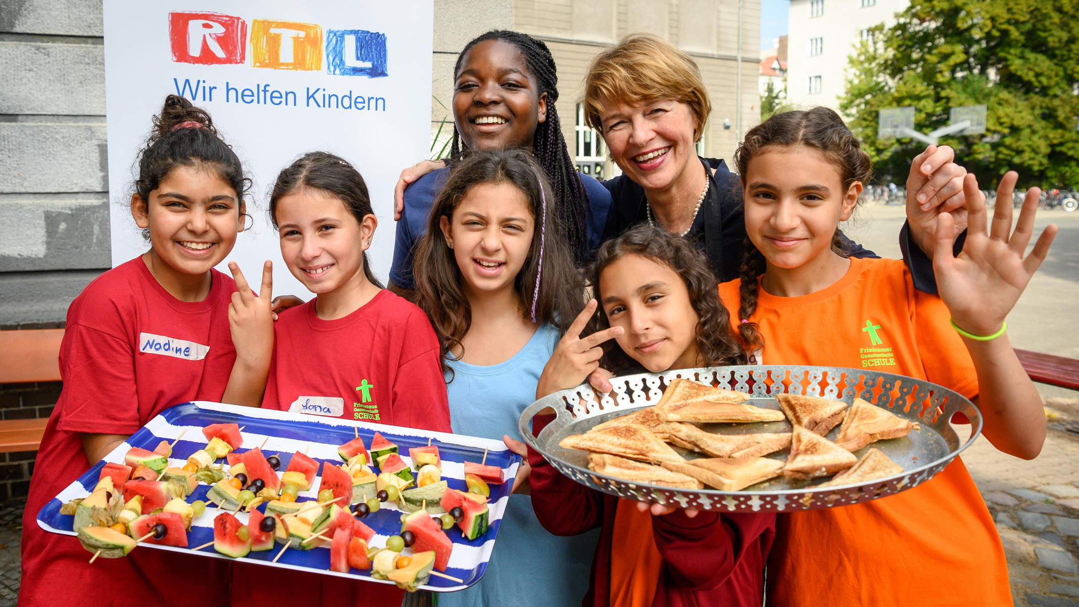 „RTL – Wir helfen Kindern“-Projektpatin Elke Büdenbender unterstützt Förderprogramme für Mädchen Celia (hinten l.) und Elke Büdenbender (hinten r.) zusammen mit Schülerinnen.