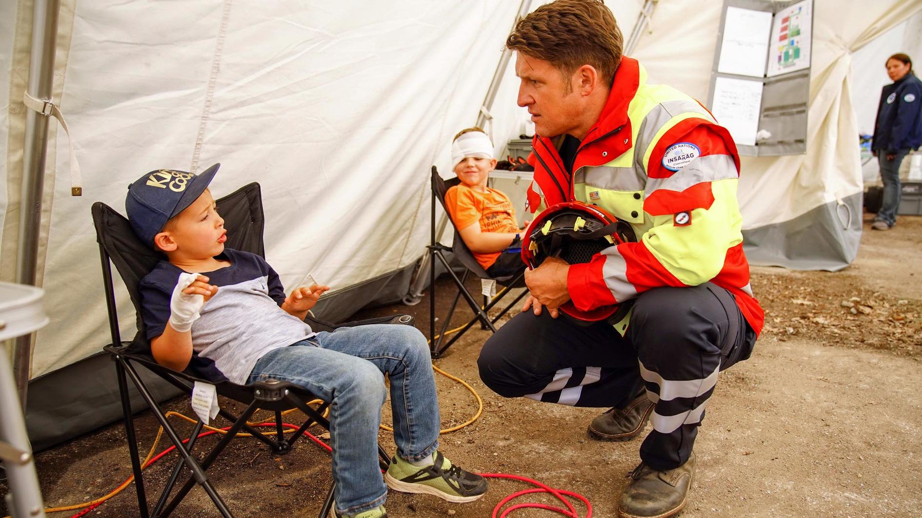 „RTL – Wir helfen Kindern“-Pate Matthias Steiner: „Man hat wirklich Angst und muss versuchen nicht in Panik zu geraten!“ Olympiasieger Matthias Steiner mit einem Jungen bei der Rettungsübung des I.S.A.R. Germany, die Einsätze in Katastrophengebieten durchführt.