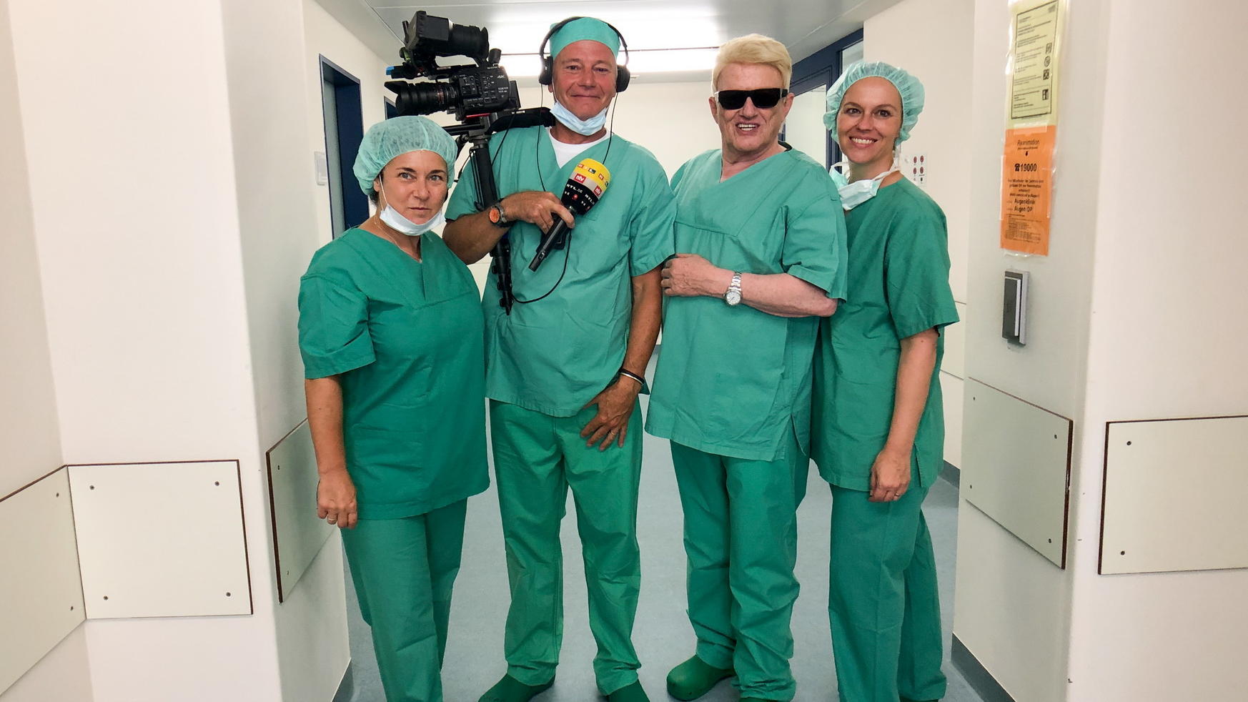 „RTL – Wir helfen Kindern“-Pate Heino: „Ohne Sehkraft haben die Kinder in Tansania keine Zukunft!“ Heino mit einem OP-Team der Düsseldorfer Augenklinik.