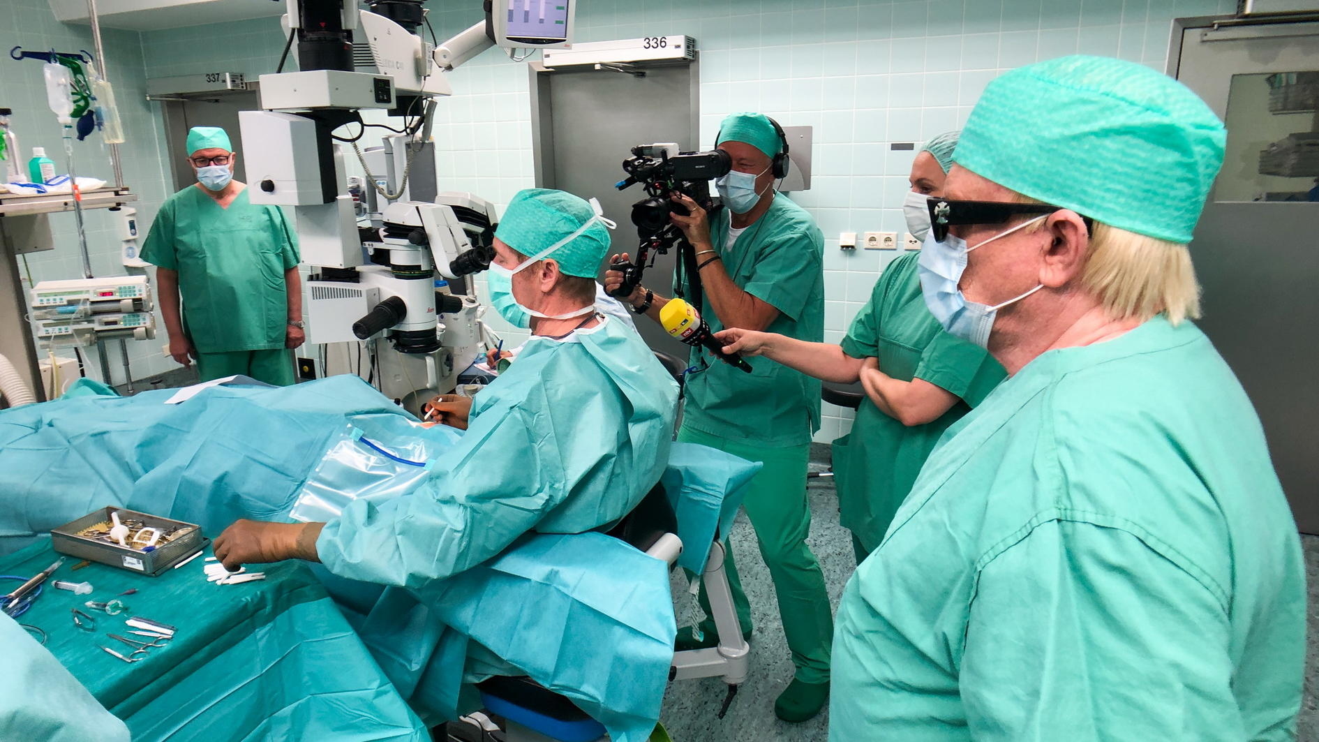 „RTL – Wir helfen Kindern“-Pate Heino: „Ohne Sehkraft haben die Kinder in Tansania keine Zukunft!“ Heino im Operationssaal einer Düsseldorfer Klinik.