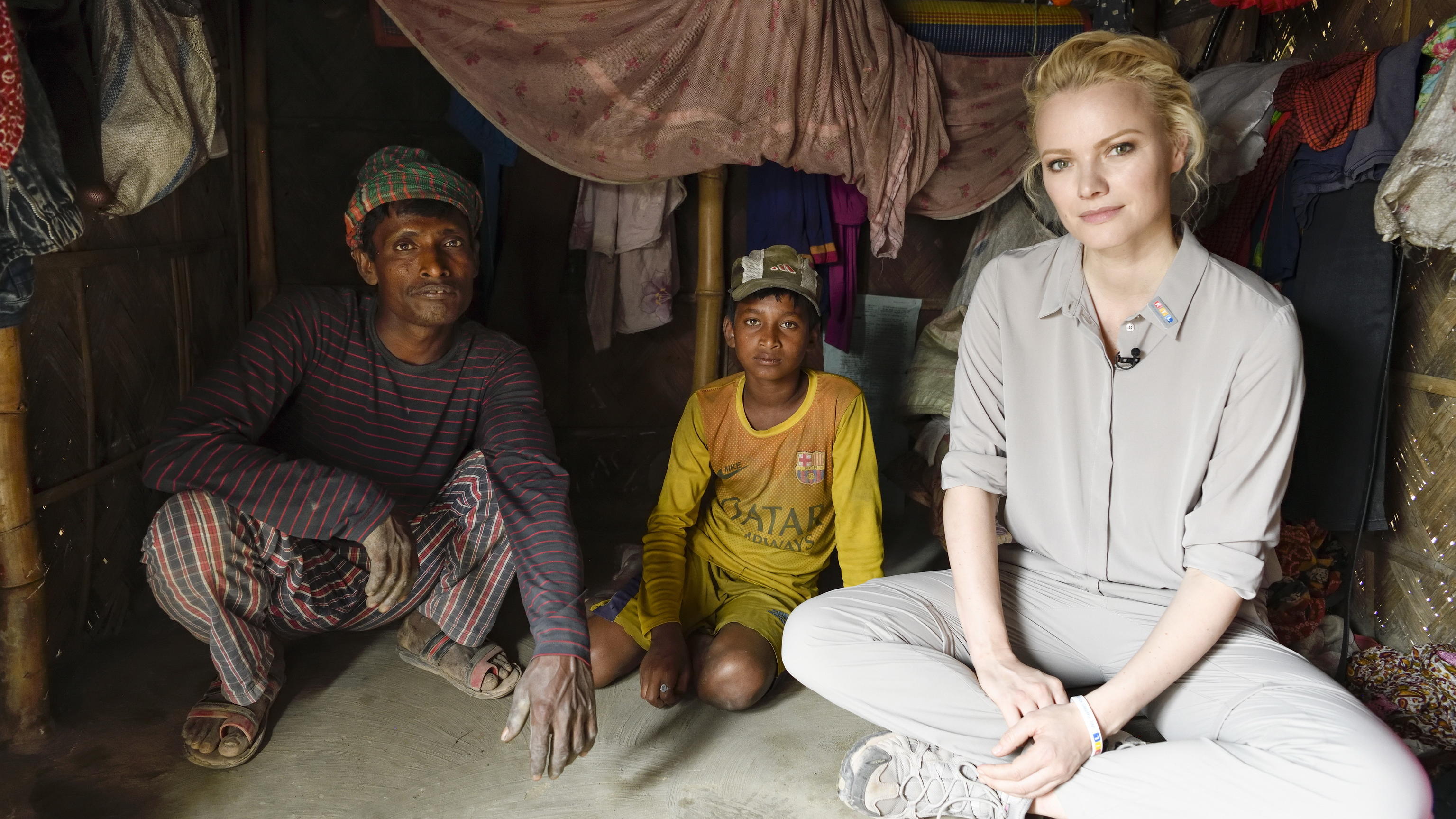 „RTL – Wir helfen Kindern“-Patin Franziska Knuppe kämpft gegen Kinderarbeit in Bangladesch: „Wir müssen etwas tun!" Franziska Knuppe mit Kindern in einer Aluminiumfabrik in Bangladesch.