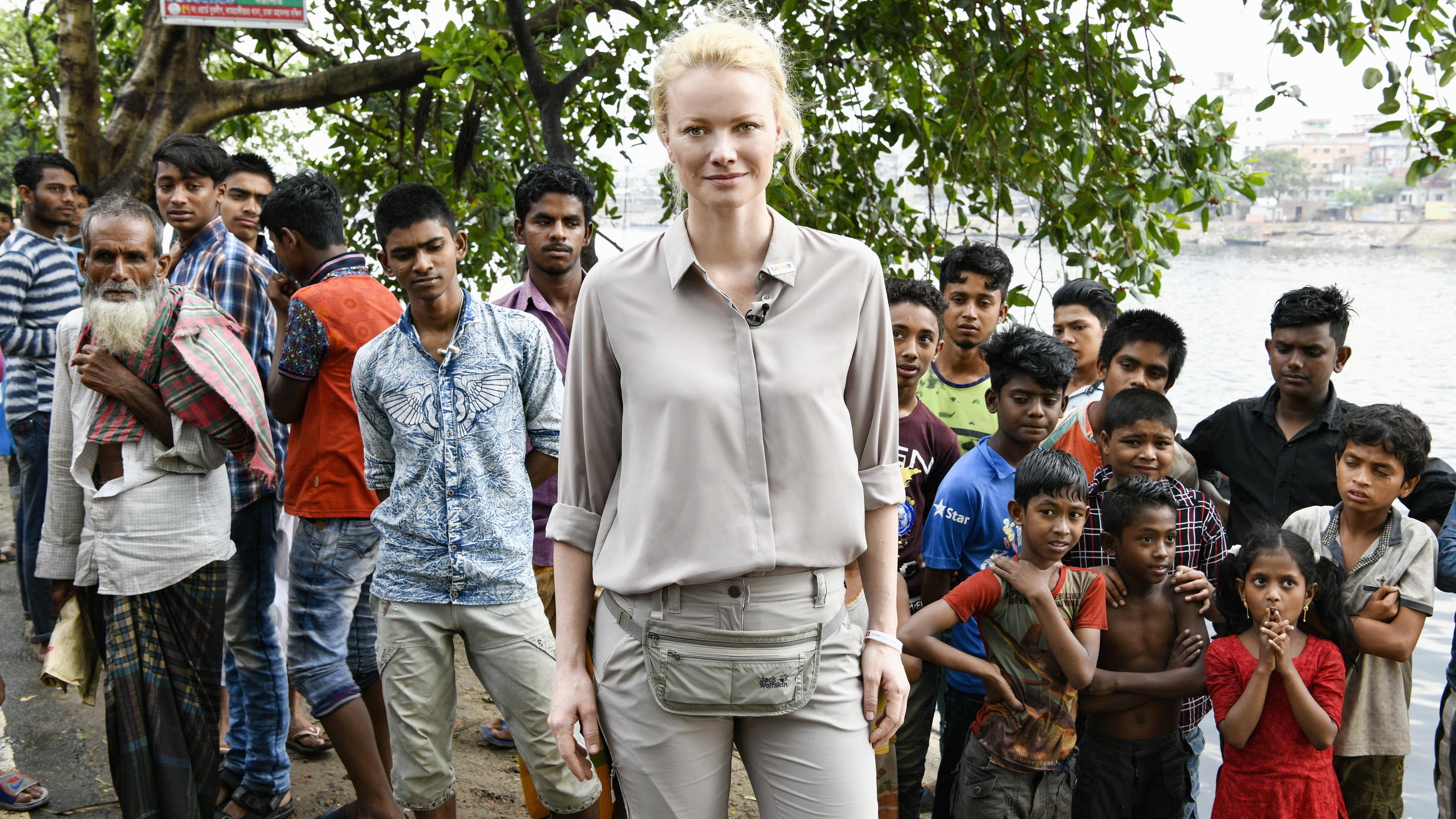 „RTL – Wir helfen Kindern“-Patin Franziska Knuppe kämpft gegen Kinderarbeit in Bangladesch: „Wir müssen etwas tun!" Franziska Knuppe besucht arbeitende Kinder in einer Aluminiumfabrik in Bangladesch.