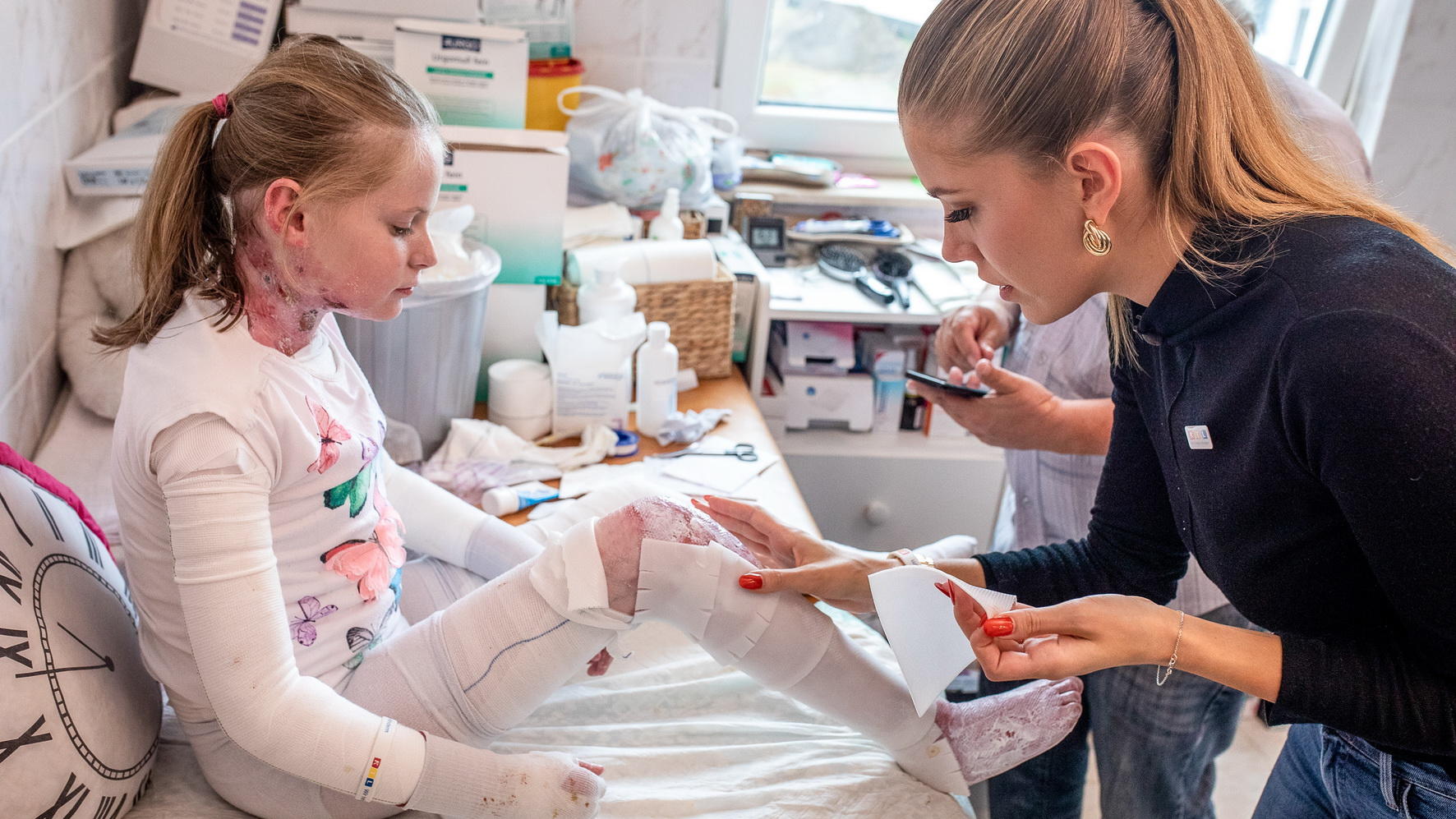 Tränenreicher Dreh für „RTL – Wir helfen Kindern“-Patin Victoria Swarovski: „Manchmal bin ich eine echte Heulsuse!“ Das schwere Schicksal von Evelina, genannt Evi, rührt „RTL – Wir helfen Kindern“-Patin Victoria Swarovski zu Tränen.