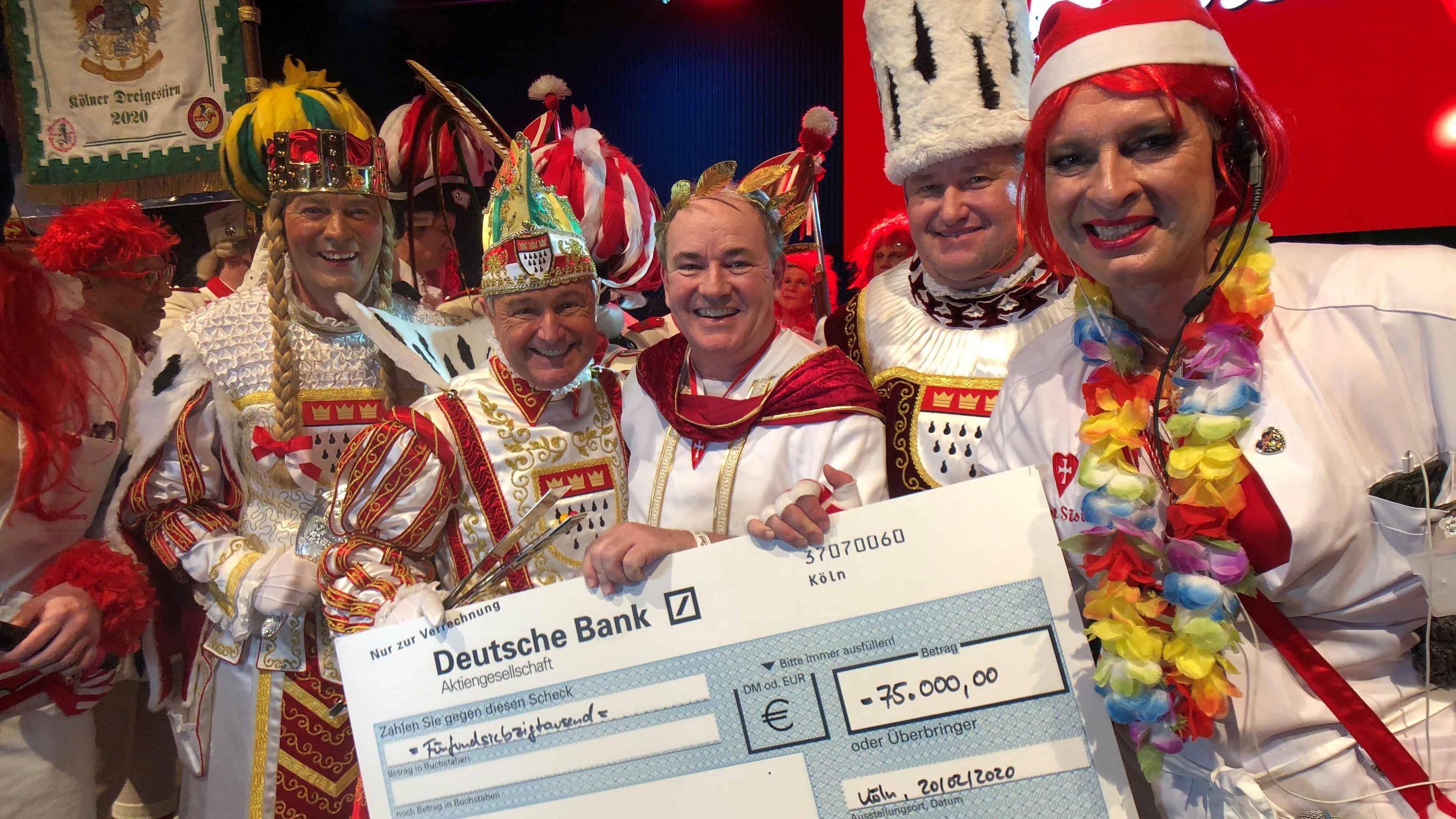 Drei Mal "Kölle Alaaf" und 1.000 Mal DANKE: 75.000 Euro von den „Lost Sisters“! Die Karnevalsgesellschaft "Lost Sisters e.V.) überreicht im Beisein des Kölner Dreigestirn einen Spendenscheck in Höhe von 75.000 Euro an Wolfram Kons, Vorstand der Stiftung "RTL - Wir helfen Kindern e.V.".