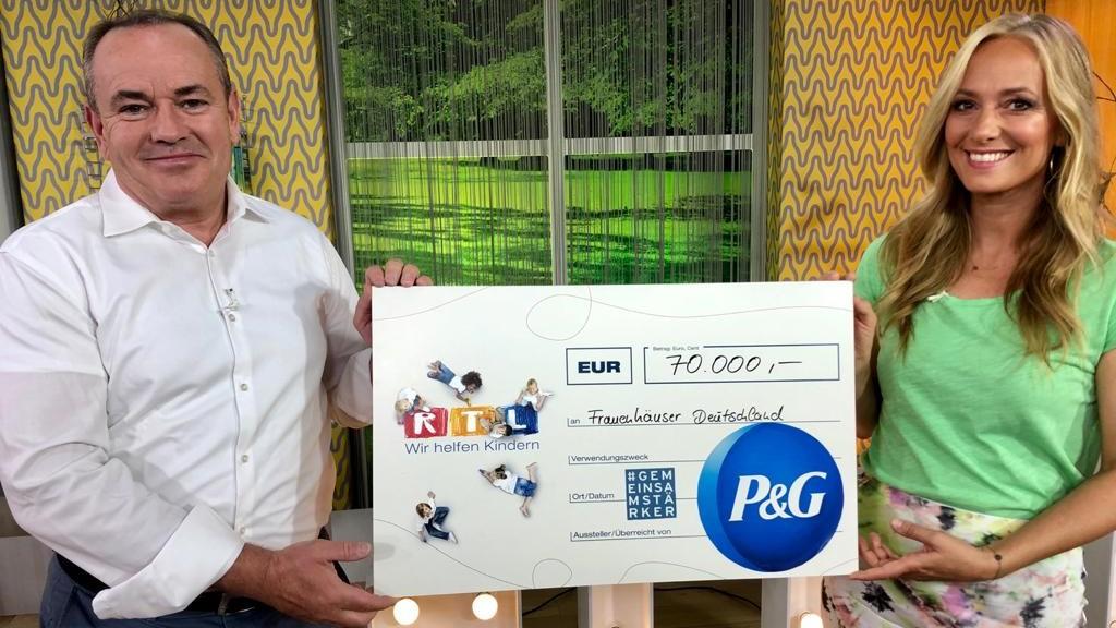 #gemeinsamstärker gegen Corona mit Procter & Gamble: 70.000 Euro für betroffene Frauen und ihre Kinder Charity-Gesamtleiter Wolfram Kons freut sich, einen Spendenscheck von Procter & Gamble entgegennehmen zu dürfen