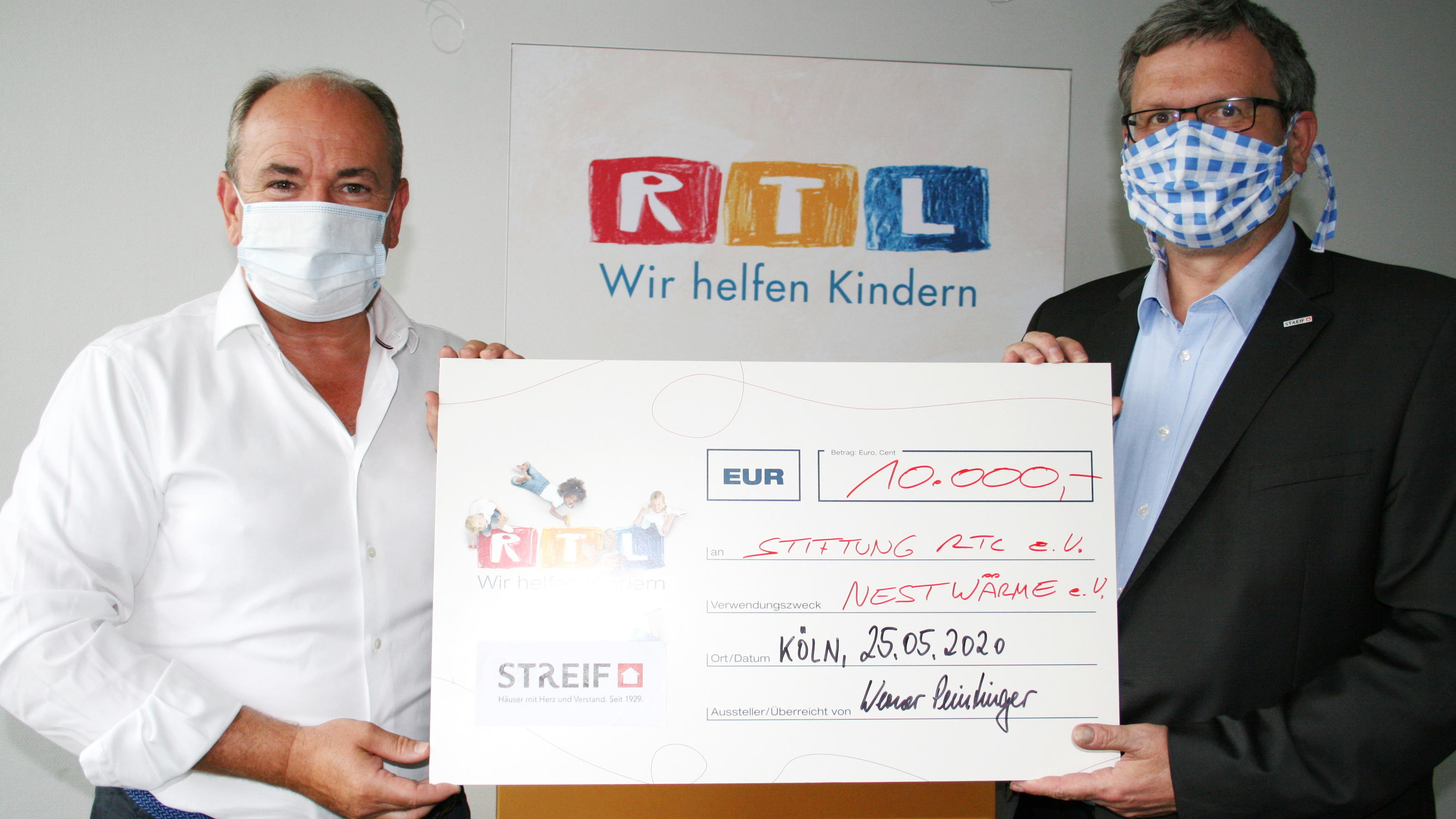 Wir sagen DANKE! 10.000 Euro von STREIF Haus! Wolfram Kons (links) und Werner Peintinger bei der Scheckübergabe