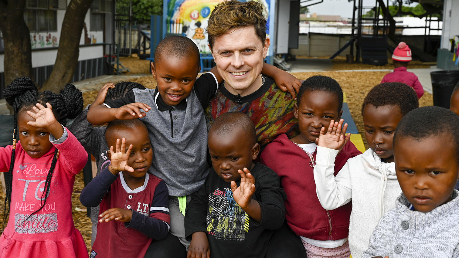 Tauschkonzert-Künstler starten mit VOX und Stiftung „RTL – Wir helfen Kindern e.V.“ Spendenaufruf Michael Patrick Kelly im Kindergarten im Township Masakhane in Südafrika