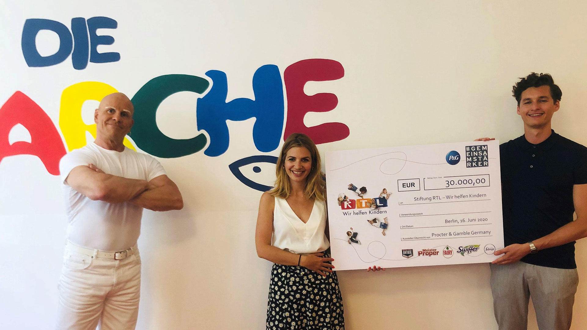 „Gemeinsam gegen Corona – gemeinsam für Kinder“: Procter & Gamble sorgt für mehr Sicherheit in den RTL-Kinderhäusern Susan Sideropoulos freut sich, für das RTL Kinderhaus "Arche" die Spende von Procter & Gamble entgegennehmen zu dürfen