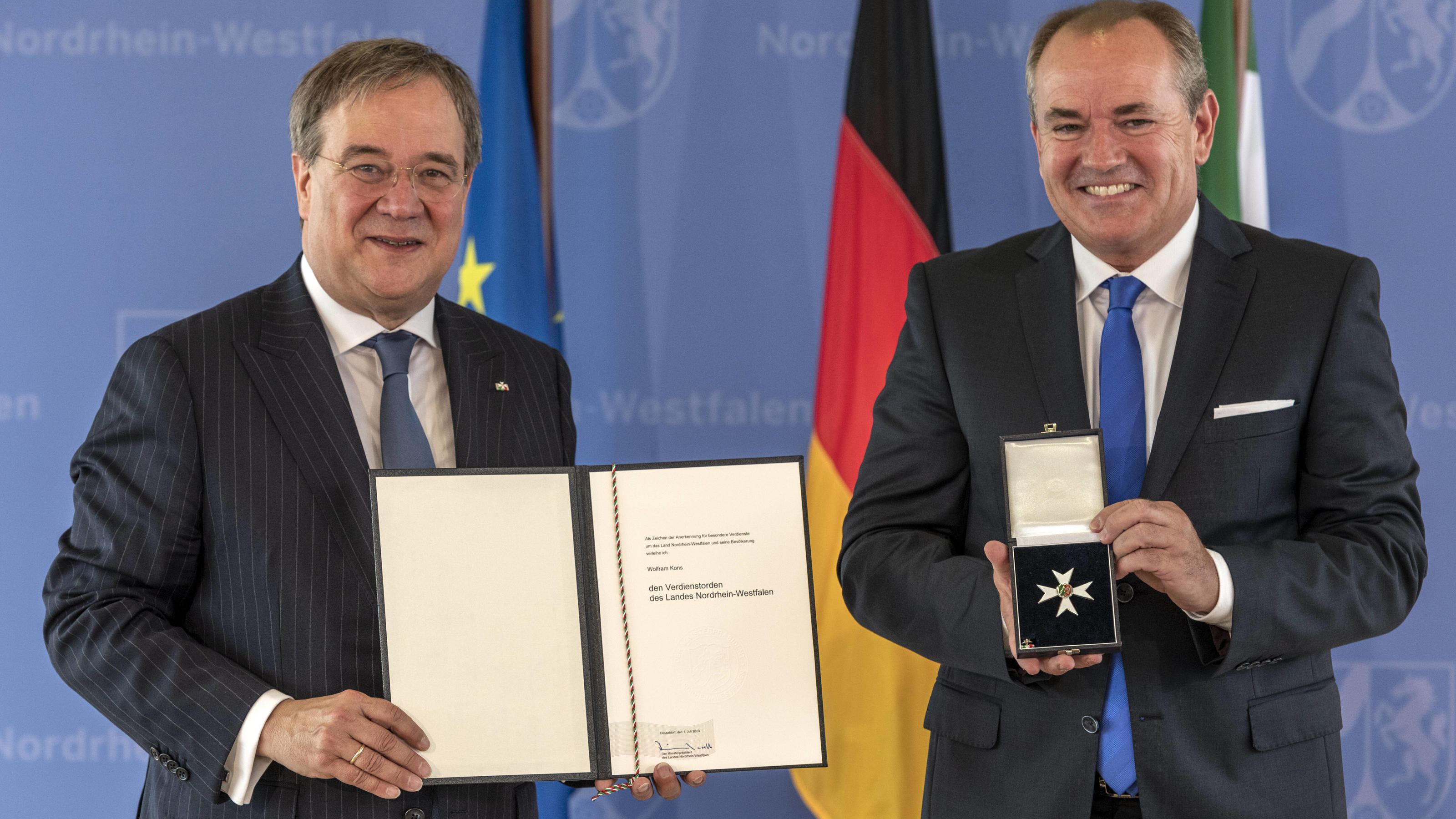 Ministerpräsident Armin Laschet zeichnet Wolfram Kons für sein Engagement für die „Stiftung RTL" aus Ministerpräsident Armin Laschet zeichnet Wolfram Kons für sein Engagement für die "Stiftung RTL - Wir helfen Kindern e. V." mit dem Verdienstorden des Landes Nordrhein-Westfalen aus
