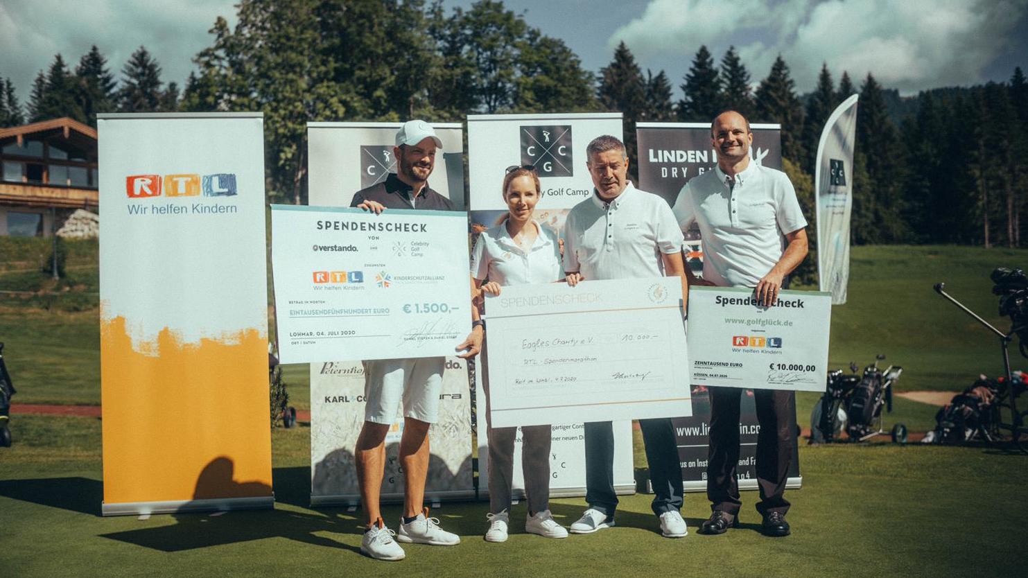 Celebrity Golf Camp in Kössen: 21.500 Euro für „RTL – Wir helfen Kindern” Golfen für den guten Zweck: Am Ende des von Daniel Buder organisierten Turniers konnten Joachim Llambi verschiedene Spendenschecks für die Stiftung „RTL – Wir helfen Kindern” entgegennehmen.
