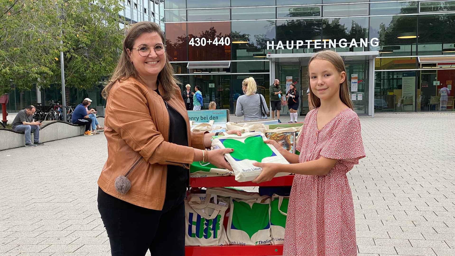 Thalia Buchhandlung und „RTL – Wir helfen Kindern“ unterstützen Bibliothek des Hopp-Kindertumorzentrums Heidelberg Die Thalia Buchhandlung und „RTL – Wir helfen Kindern“ unterstützen Bibliothek des Hopp-Kindertumorzentrums Heidelberg mit Buchspenden