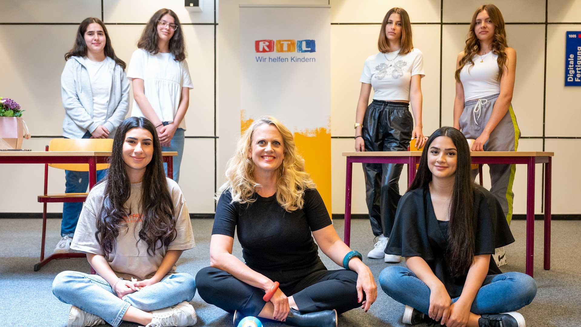 „RTL – Wir helfen Kindern“-Patin Barbara Schöneberger im Projekt „Mädchen stärken“: „Macht euch unabhängig!“ Barbara Schöneberger ist 2020 Projektpatin für die "Stiftung RTL - Wir helfen Kindern"