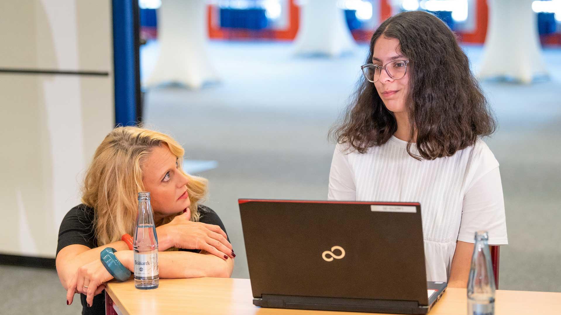 „RTL – Wir helfen Kindern“-Patin Barbara Schöneberger im Projekt „Mädchen stärken“: „Macht euch unabhängig!“ Barbara Schöneberger unterstützt Mädchen dabei, unabhängig von Geschlechterklischees ihren Beruf zu wählen