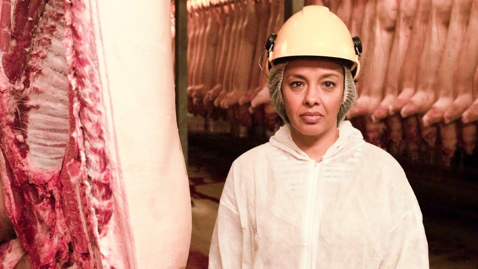 Fleisch - Gefahr für unseren Planeten? Von kolossalen Intensivfarmen in Amerika über die Zerstörung des Amazonas bis hin zu "toten Zonen" in unseren Ozeanen untersucht Liz Bonnin, wie unser Hunger nach Fleisch unseren Planeten tötet und was wir, wenn überhaupt, dagegen tun können. Die Ver