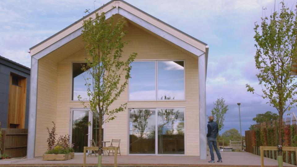 Grand Designs - Das neue Wohnviertel Zwei junge Paare, Jack und Hannah sowie James und Shannon, wurden vom lokalen Wohnungsmarkt verdrängt, versuchen aber, auf der Immobilienleiter aufzusteigen, indem sie sich für den Bau ihrer eigenen Häuser entscheiden. Die Verwendung des sendungsbez