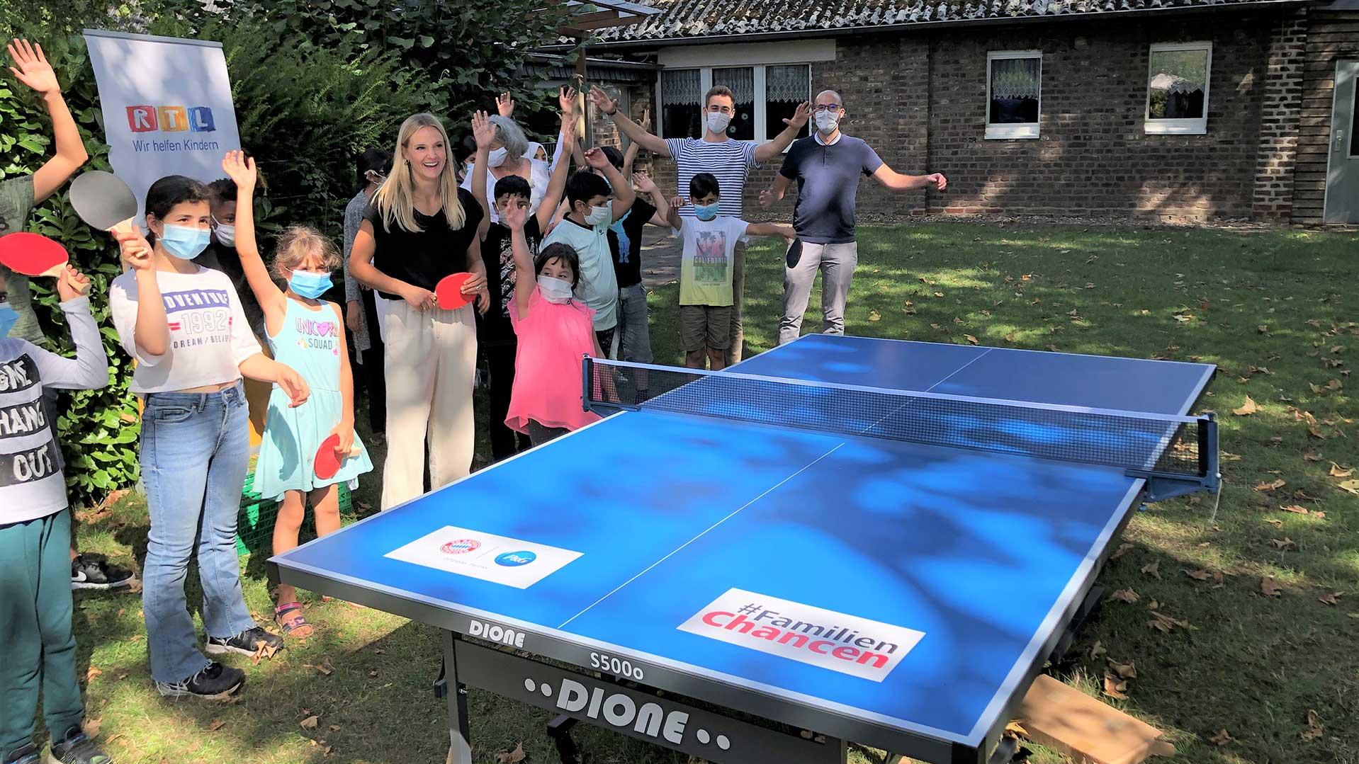 „Alarm für Cobra 11"-Schauspielerin Pia Stutzenstein und Procter & Gamble überraschen Kinder im RTL-Kinderhaus Köln „Alarm für Cobra 11"-Schauspielerin Pia Stutzenstein und Procter & Gamble überraschen Kinder des RTL-Kinderhauses in Köln