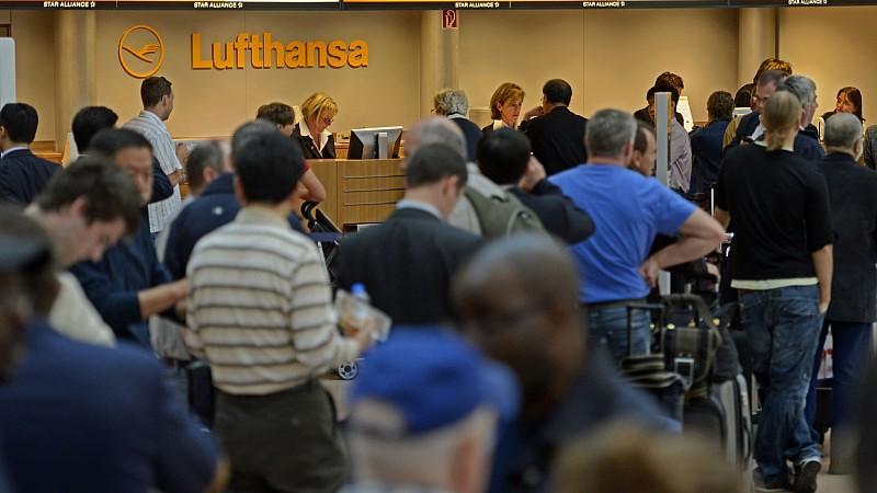 Flugbegleiter drohen vor Schlichtung mit "sehr langer" Streikperiode Neue Streiks Chaos am Flughafen