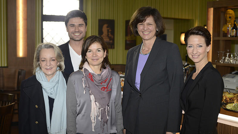 Verbraucherministerin Aigner zeichnet „Unter uns“ aus Die Schauspieler von „Unter uns“, Isabell Hertel und Miloš Vuković, Ministerin Ilse Aigner sowie Producerin Jana Gutsch und RTL-Redakteurin Katharina Katzenberger