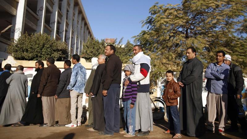 2. Runde: Ägypter stimmen über Verfassung ab – Krawalle mit vielen Verletzten Ägypten Verfassung Mursi Abstimmung