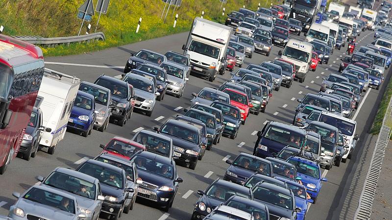 Bauarbeiten ohne Bauarbeiter: Schlafbaustelle, bitte melde dich! Staus werden oft durch Baustellen verursacht.